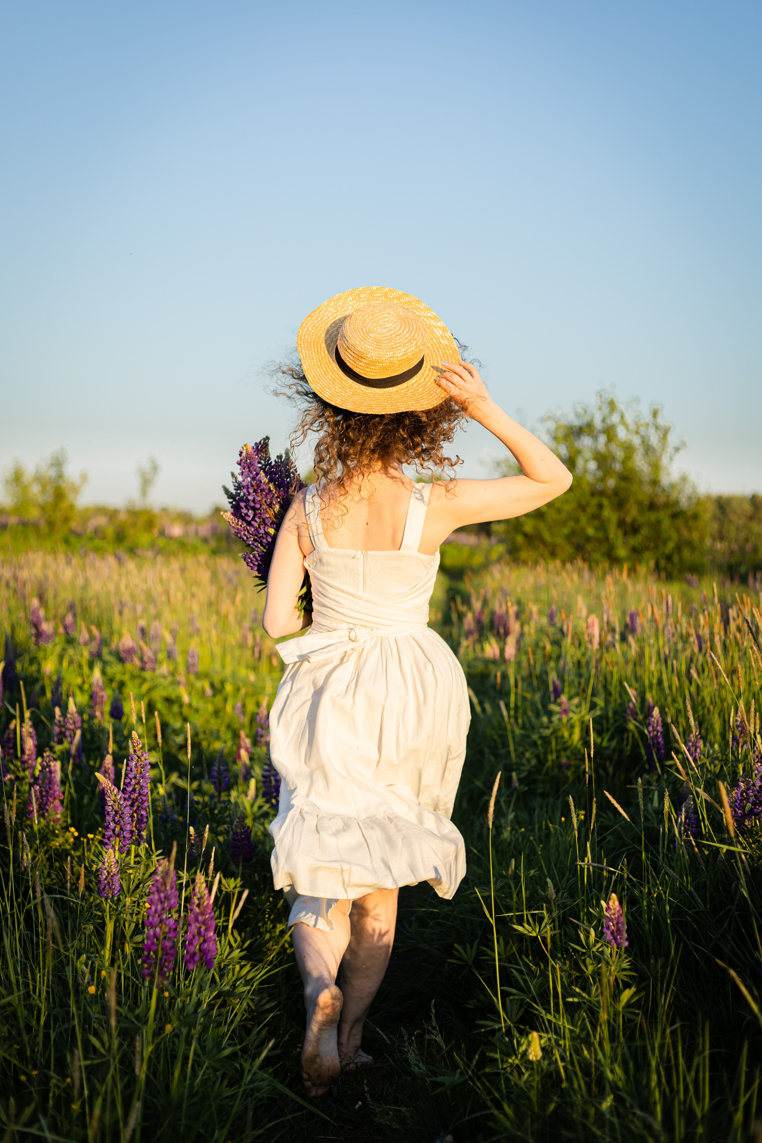 Ирина в люпинах. Женская фотосессия в поле люпинов. Семейный и детский фотограф в Санкт-Петербурге Павлова Елена
