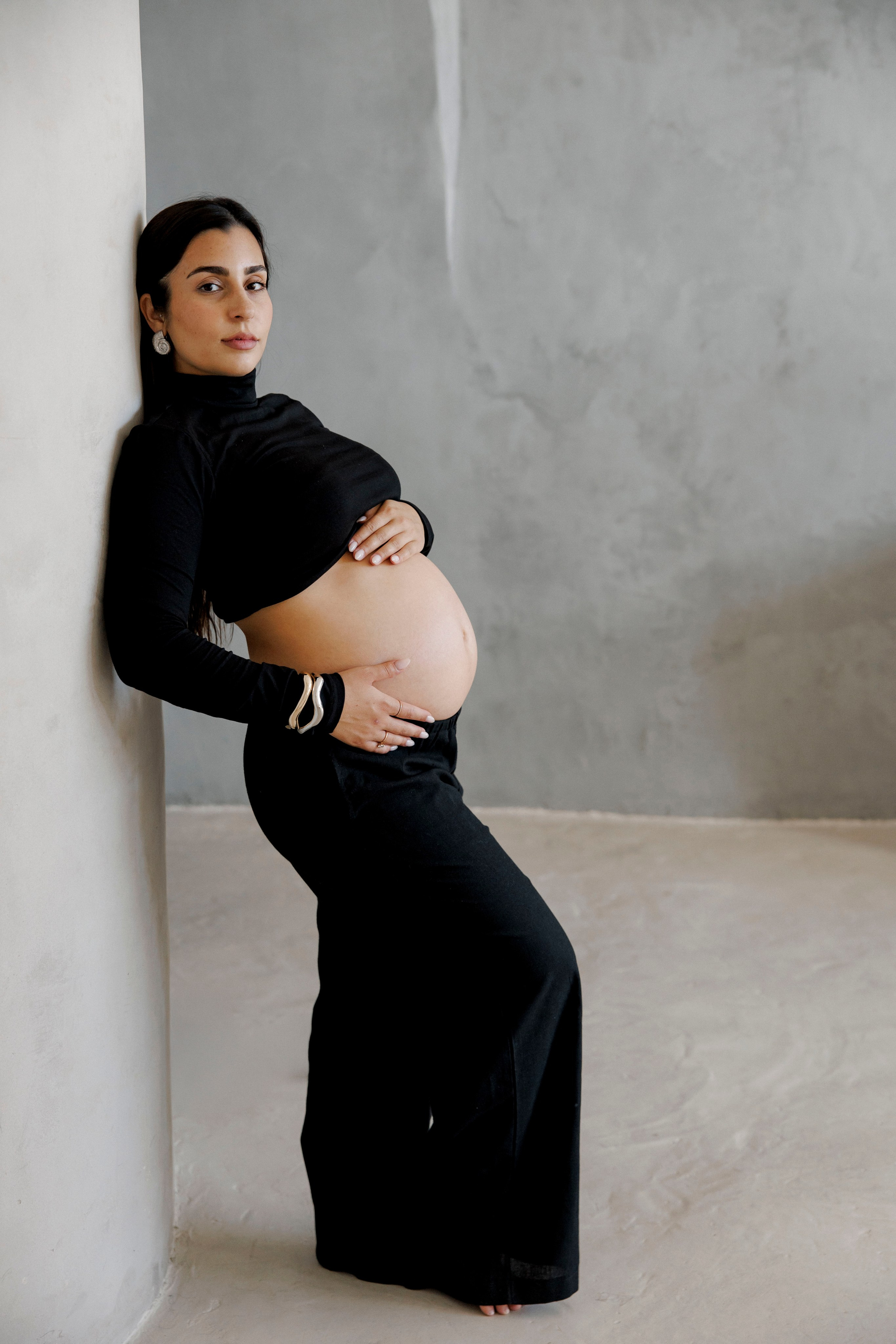 Pregnancy photoshoot inside the Grey Studio. Главная
