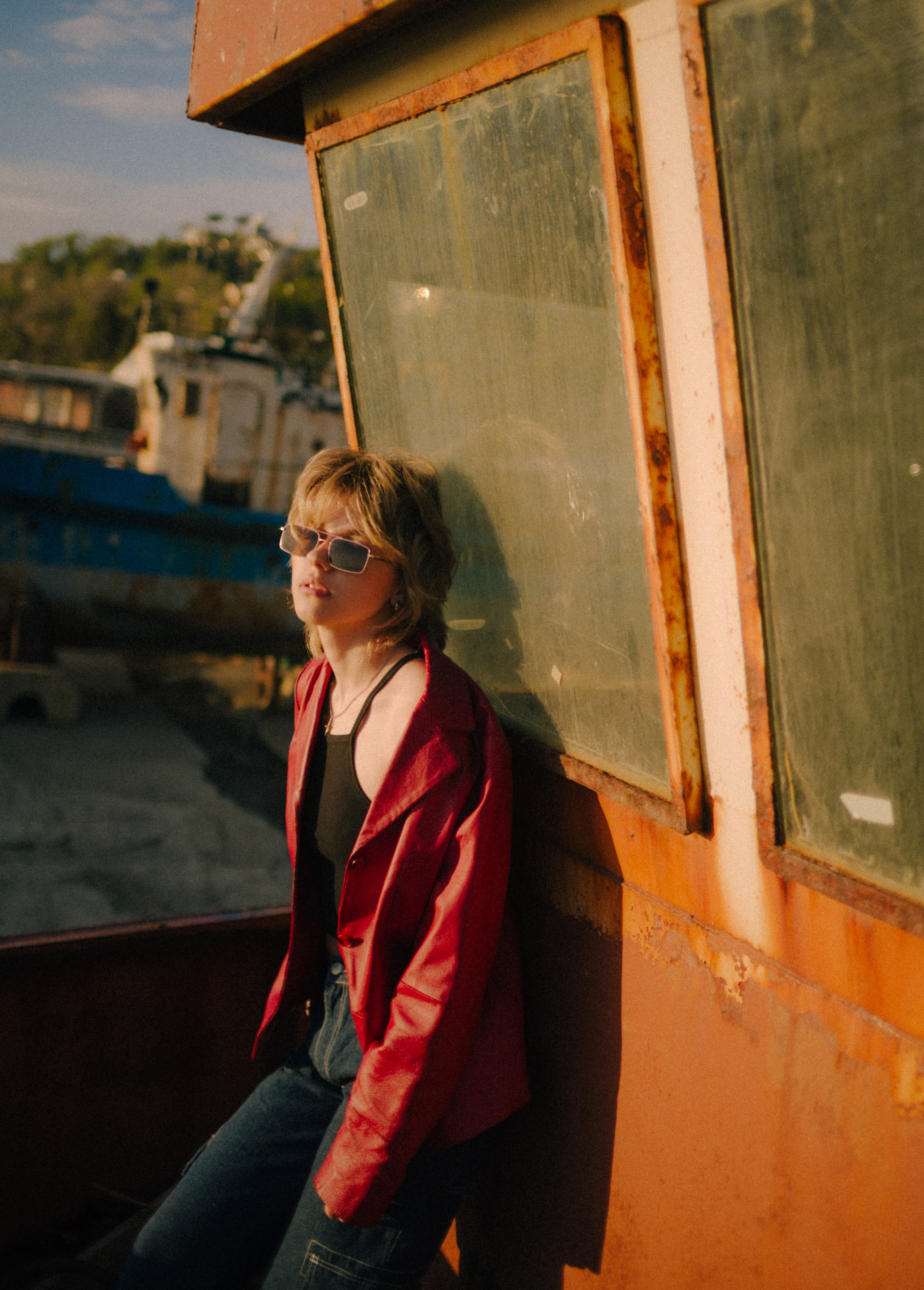 Вика среди заброшенных кораблей. Главная