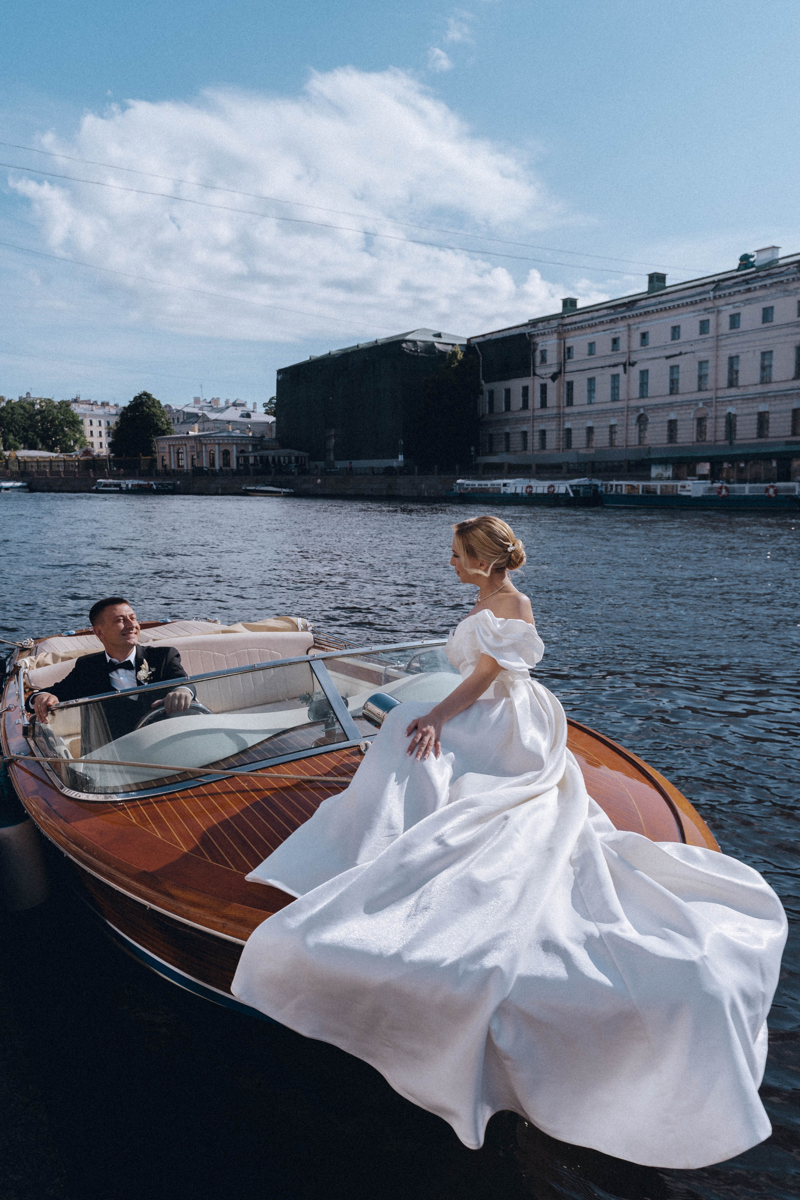 СВАДЕНБНАЯ СЬЕМКА НА КАТЕРЕ ПО КАНАЛАМ САНКТ-ПЕТЕРБУРГА И В АКВАТОРИИ НЕВЫ. Профессиональный фотограф, Санкт-Петербург — Виктория Богомолова