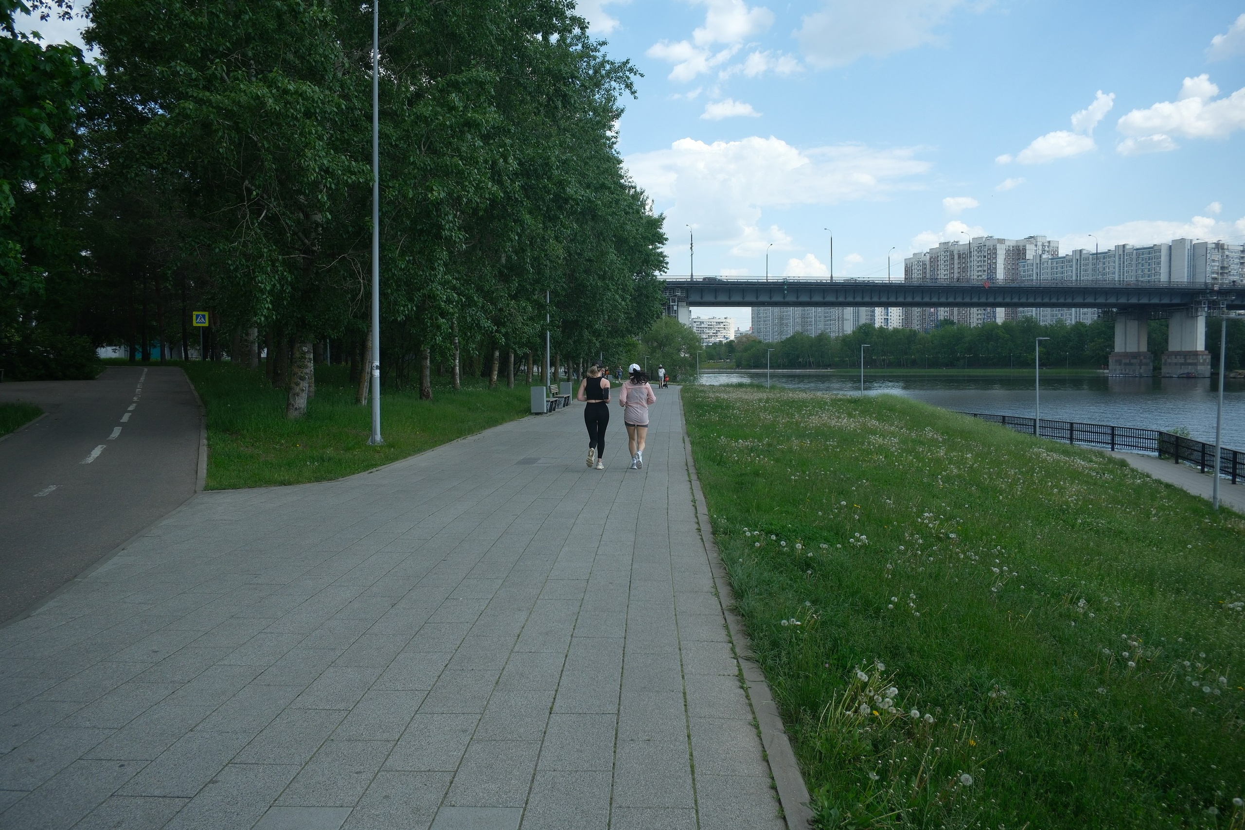 Парк 850 лет Москве. Снято на Voigtlander 18/2,8 Color-scopar. Улица, люди, жизнь…