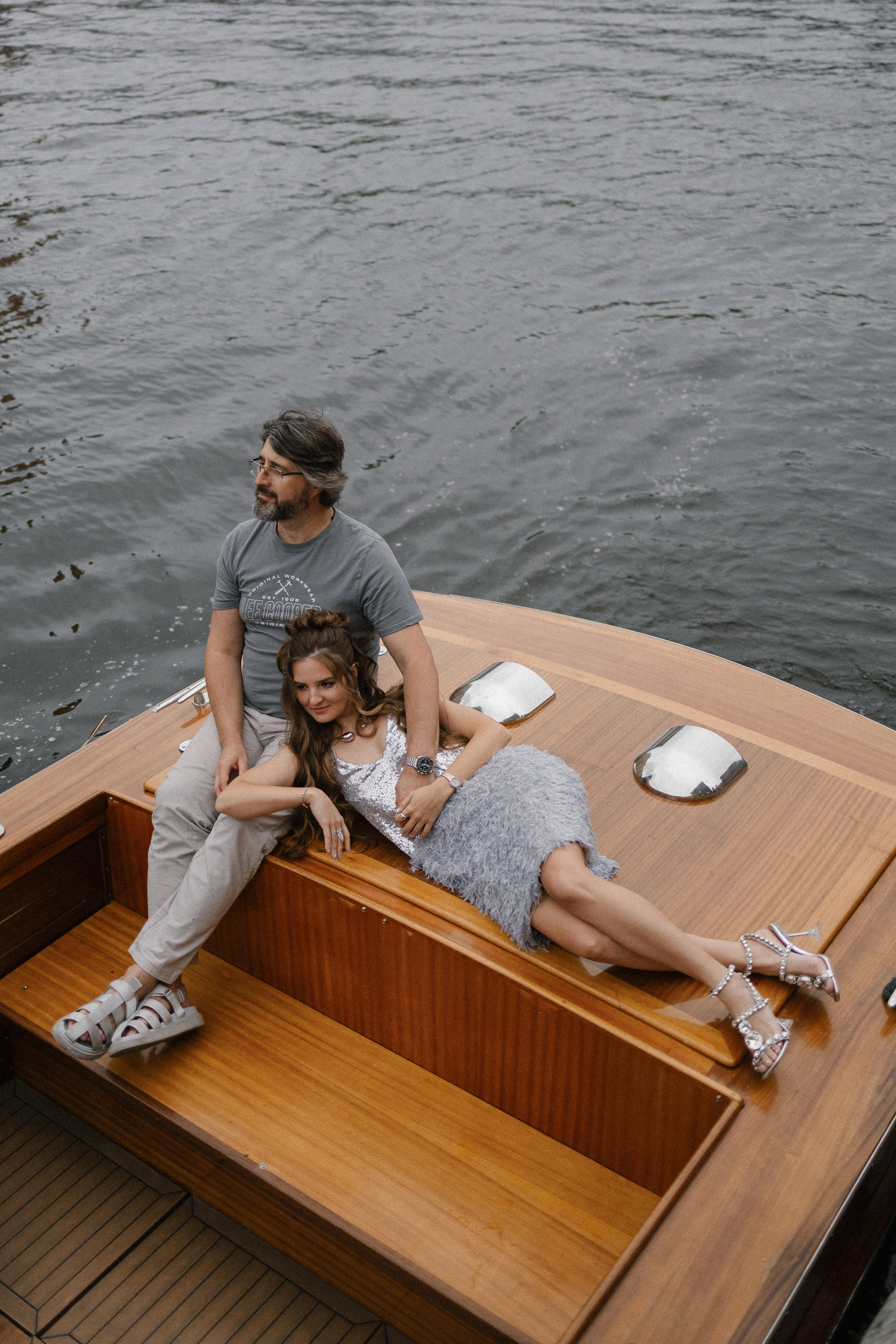 Прогулка на венецианском катере. Свадебный фотограф в Санкт-Петербурге Ксения Кобышева