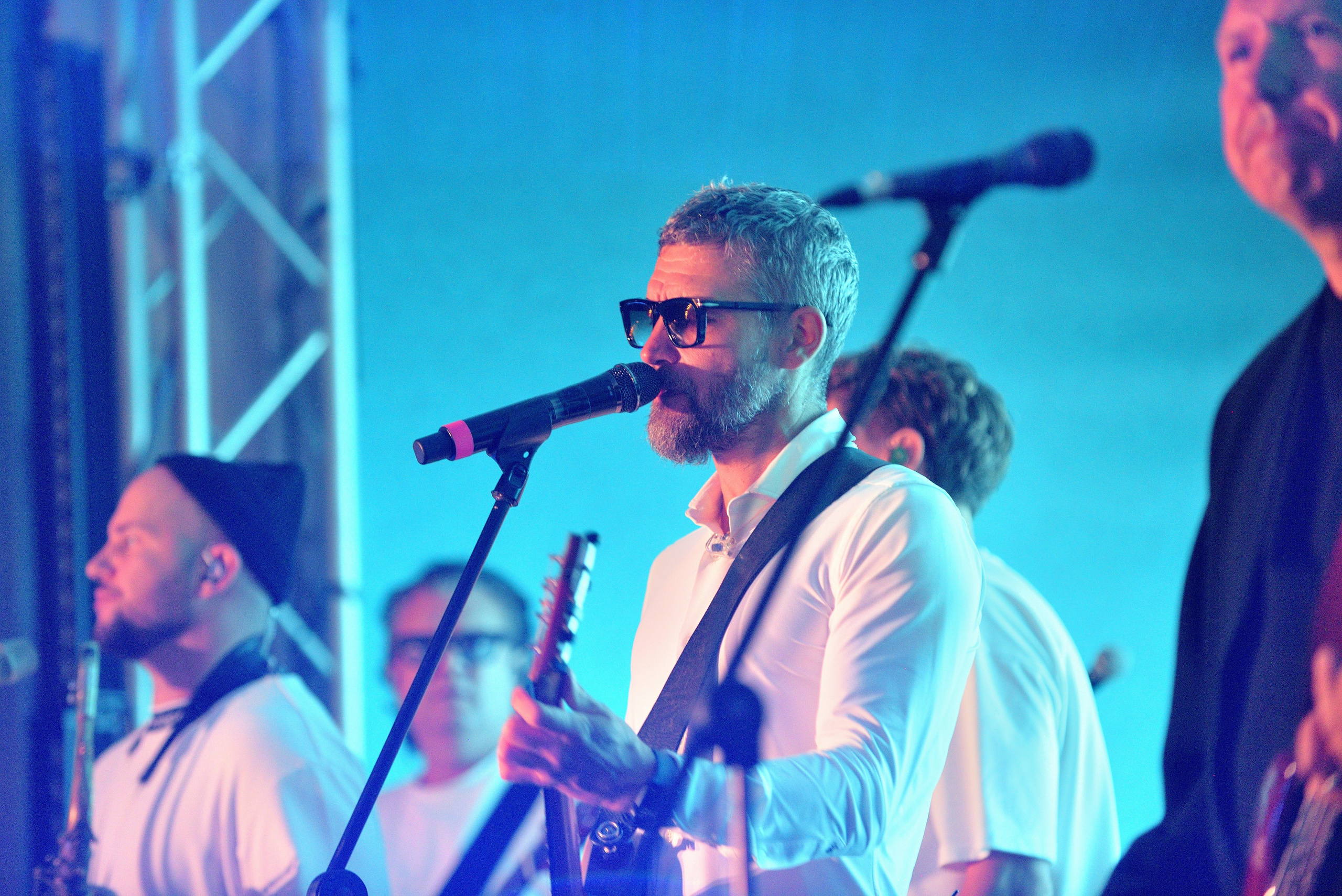 "Эмоциональное выступление музыканта на сцене".