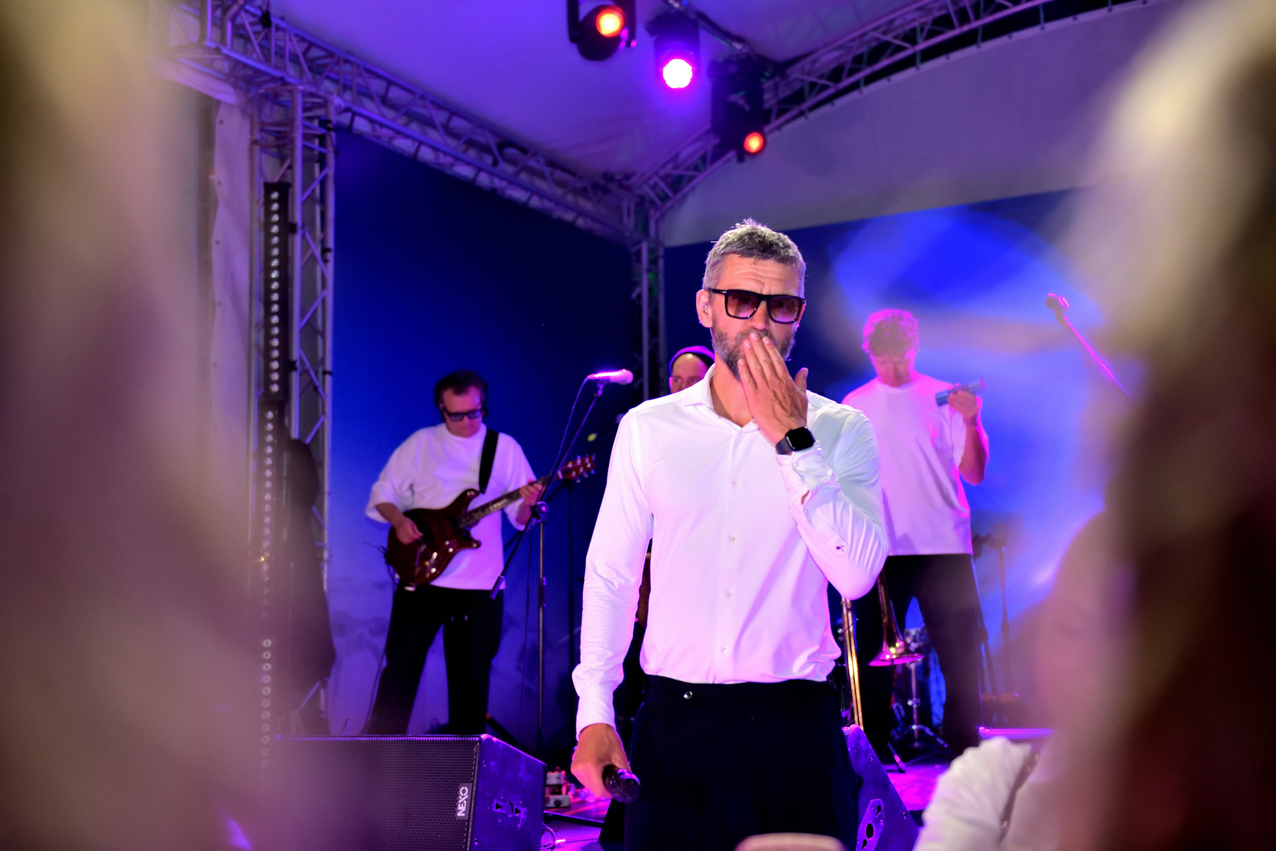 "Солист группы "Ума Турман" выступает на сцене".