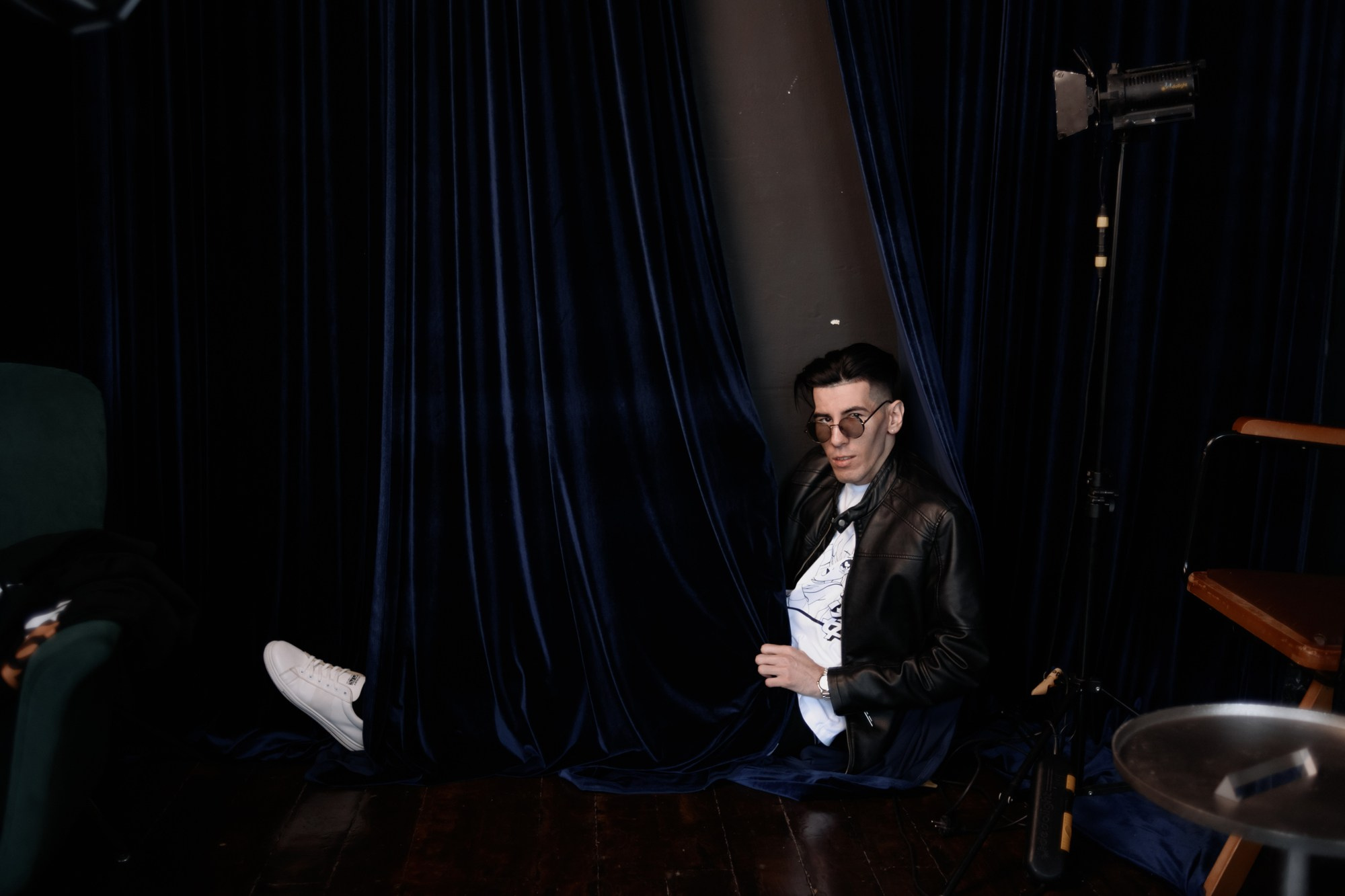 Мужской портрет в Тюмени: стильная студийная фотосессия. Портретный фотограф Тюмень Дарья Мустафина