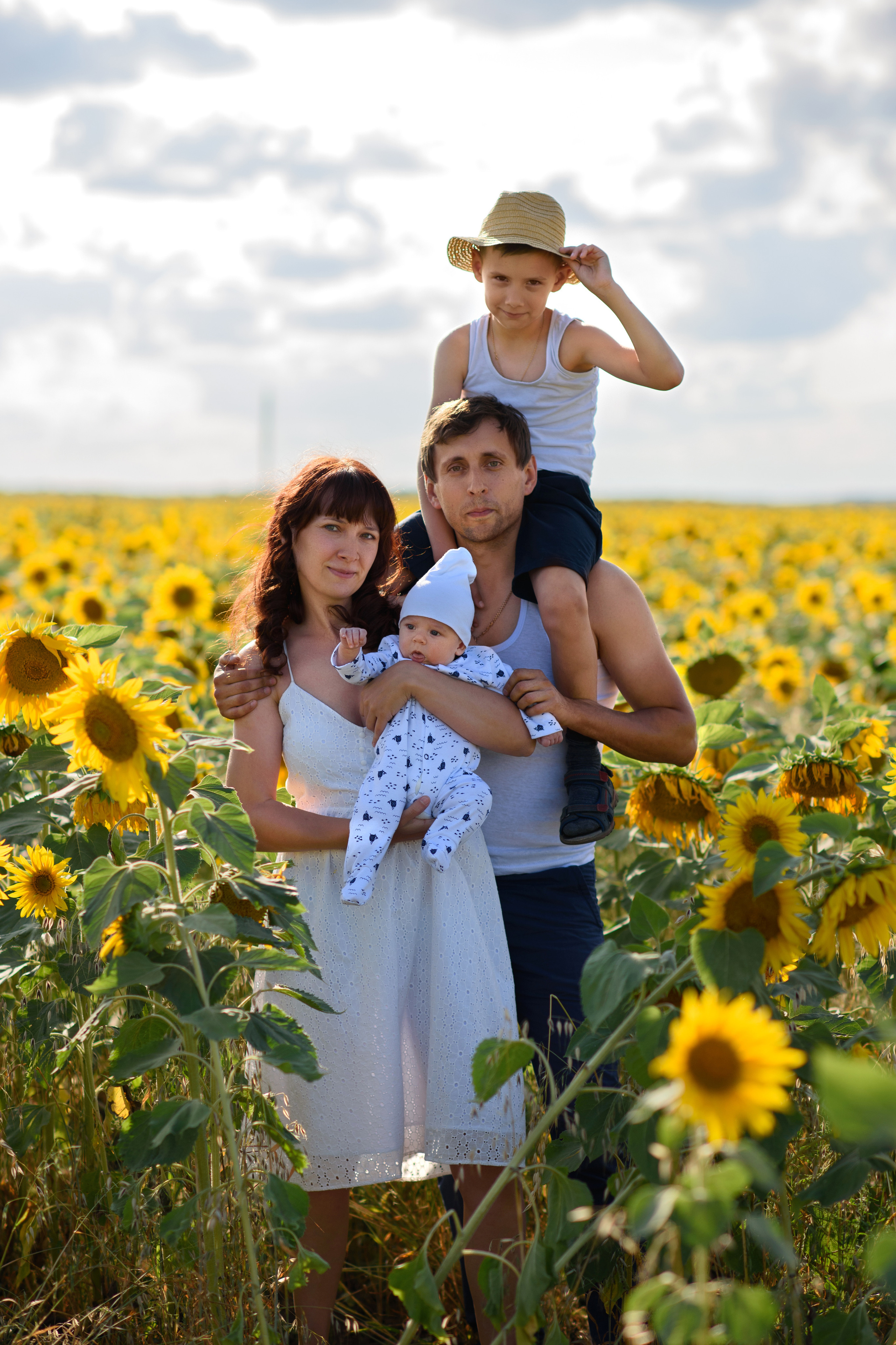 Семейная съёмка на природе. Семейный детский фотограф видеограф в Омске Юлия Татаринова