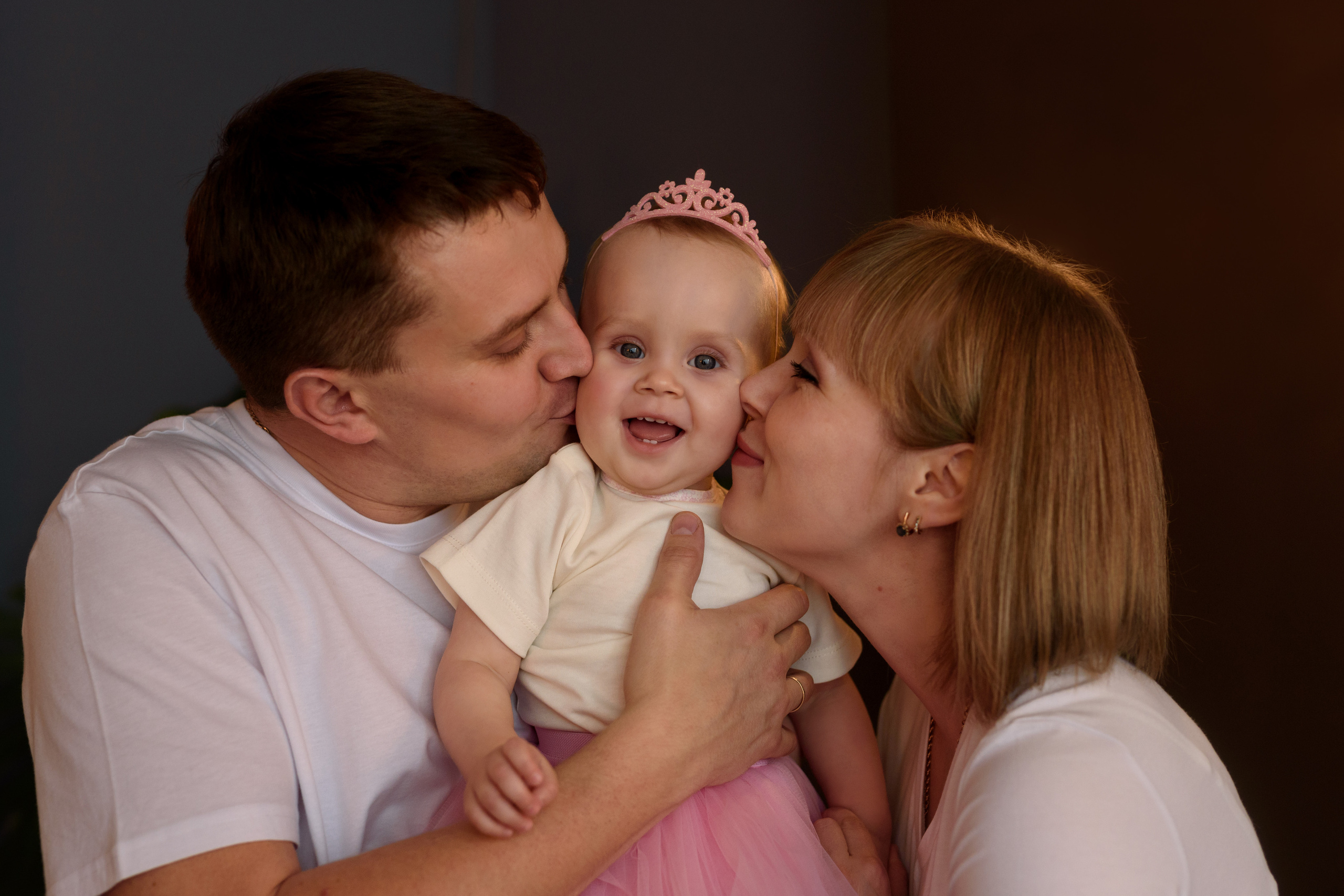 Семейная съёмка в студии. Семейный детский фотограф видеограф в Омске Юлия Татаринова
