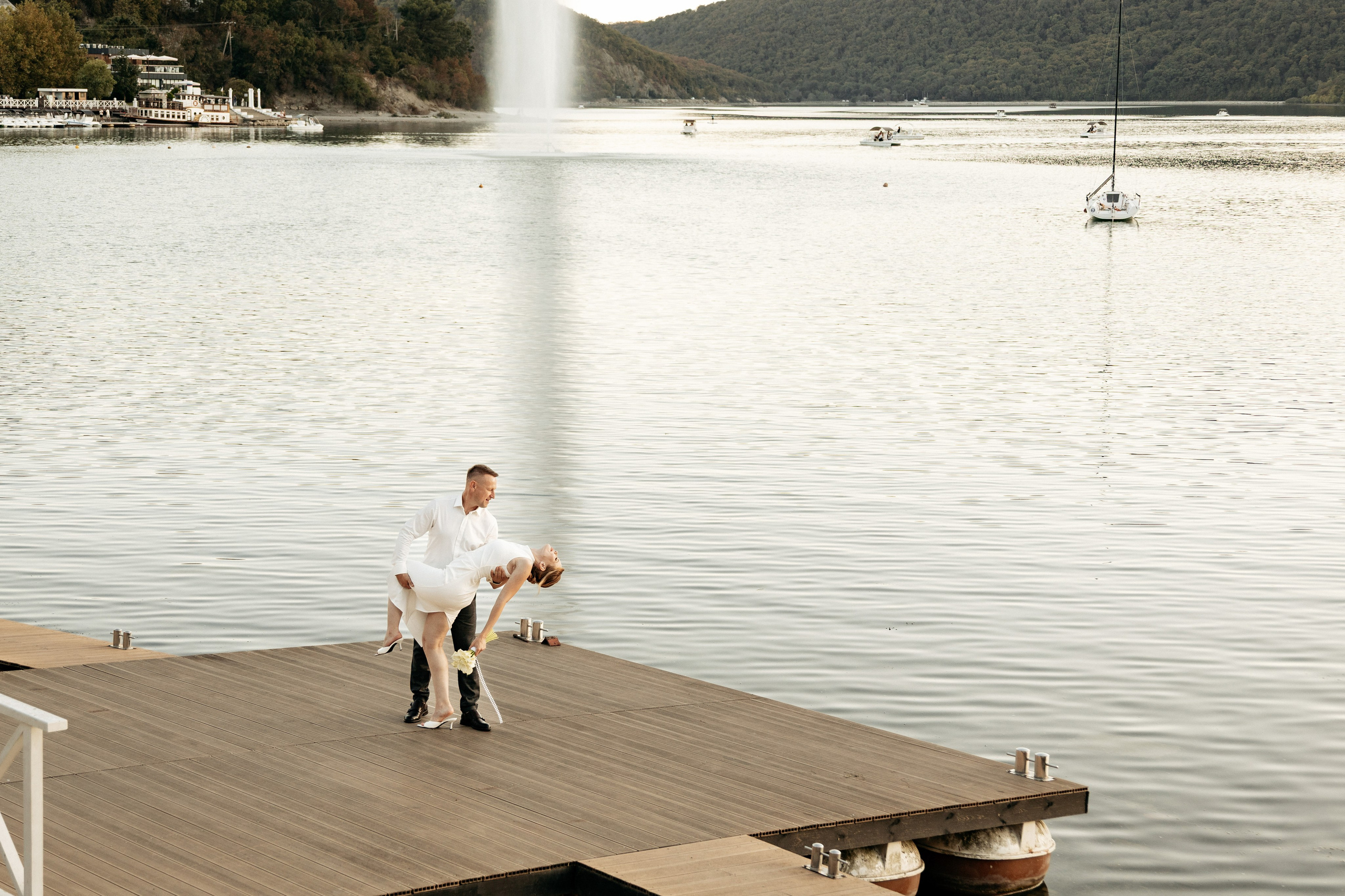 Свадебный портрет на деревянном пирсе озера Абрау