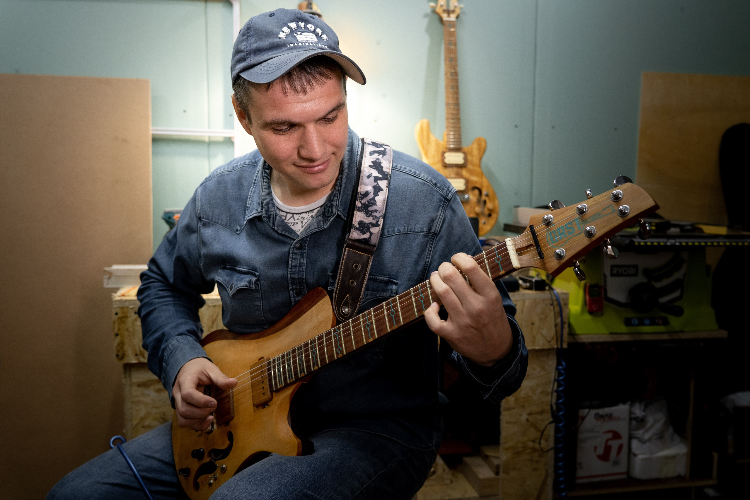 Владимир Иванов. Железнодорожник и гитарный мастер. Репортажный фотограф Наталья Лапцевич