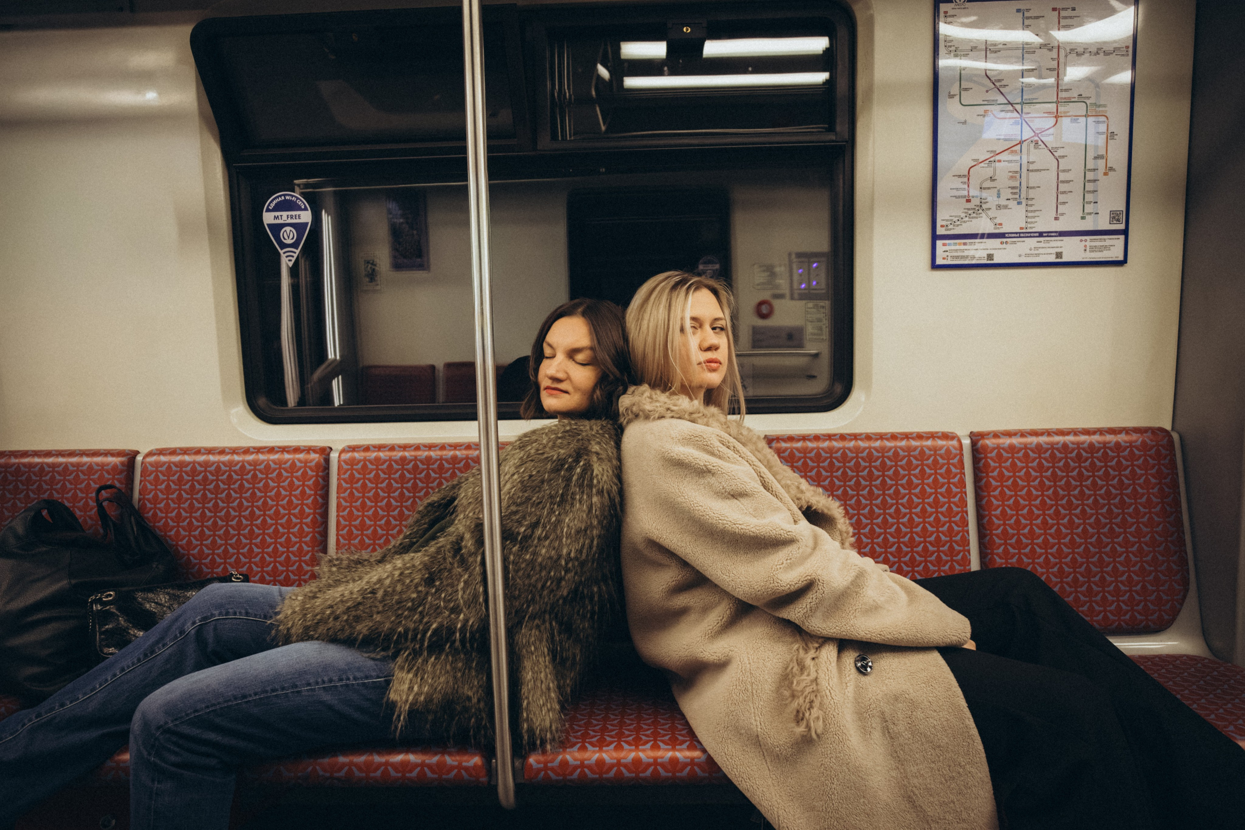Катя и Кристина в метро. Klerout Photographer