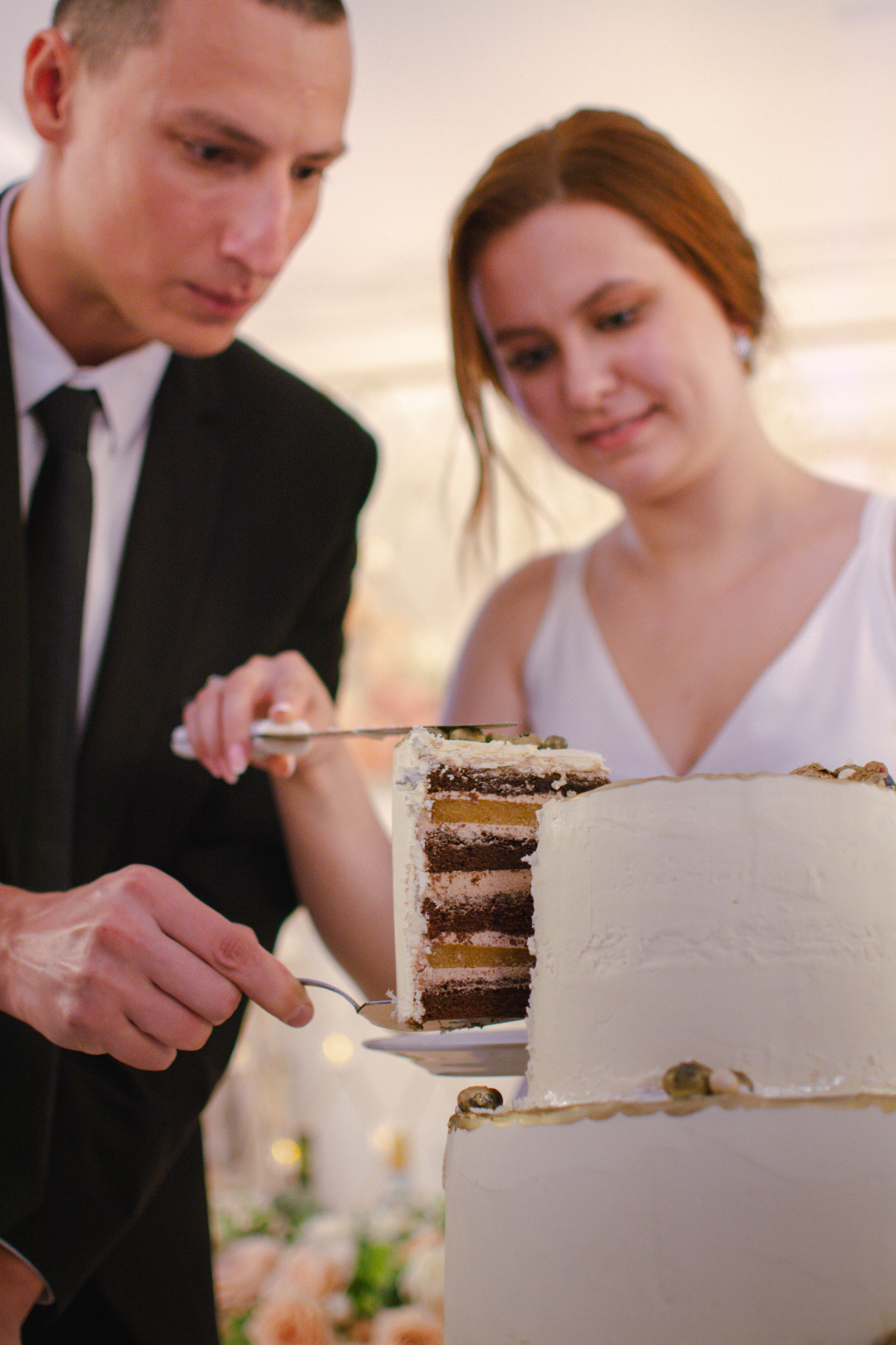 Разрез свадебного торта