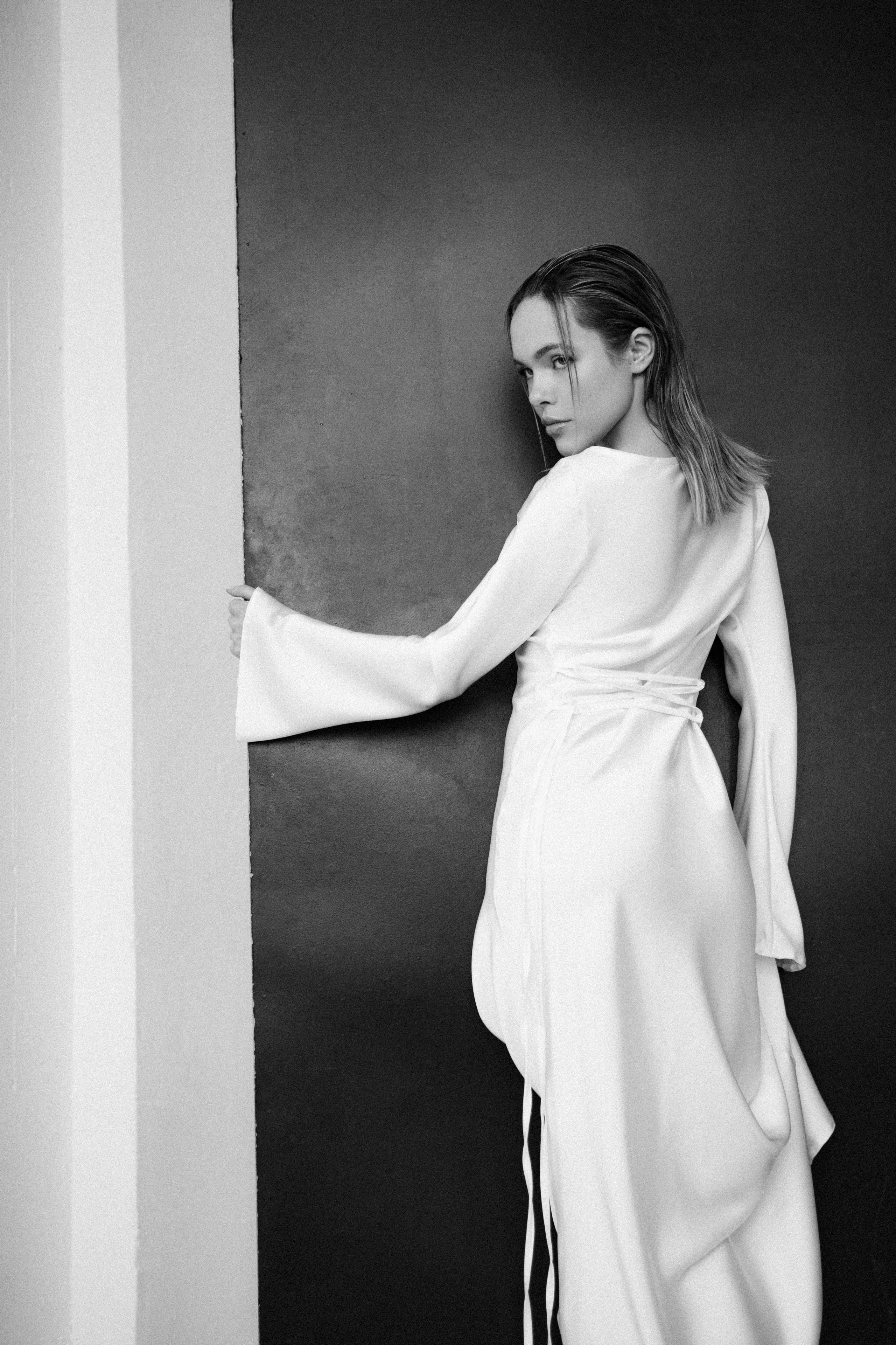 Арина. Фотосессия чб с лилиями в белой студии. Фотограф в Москве Ольга Сатони