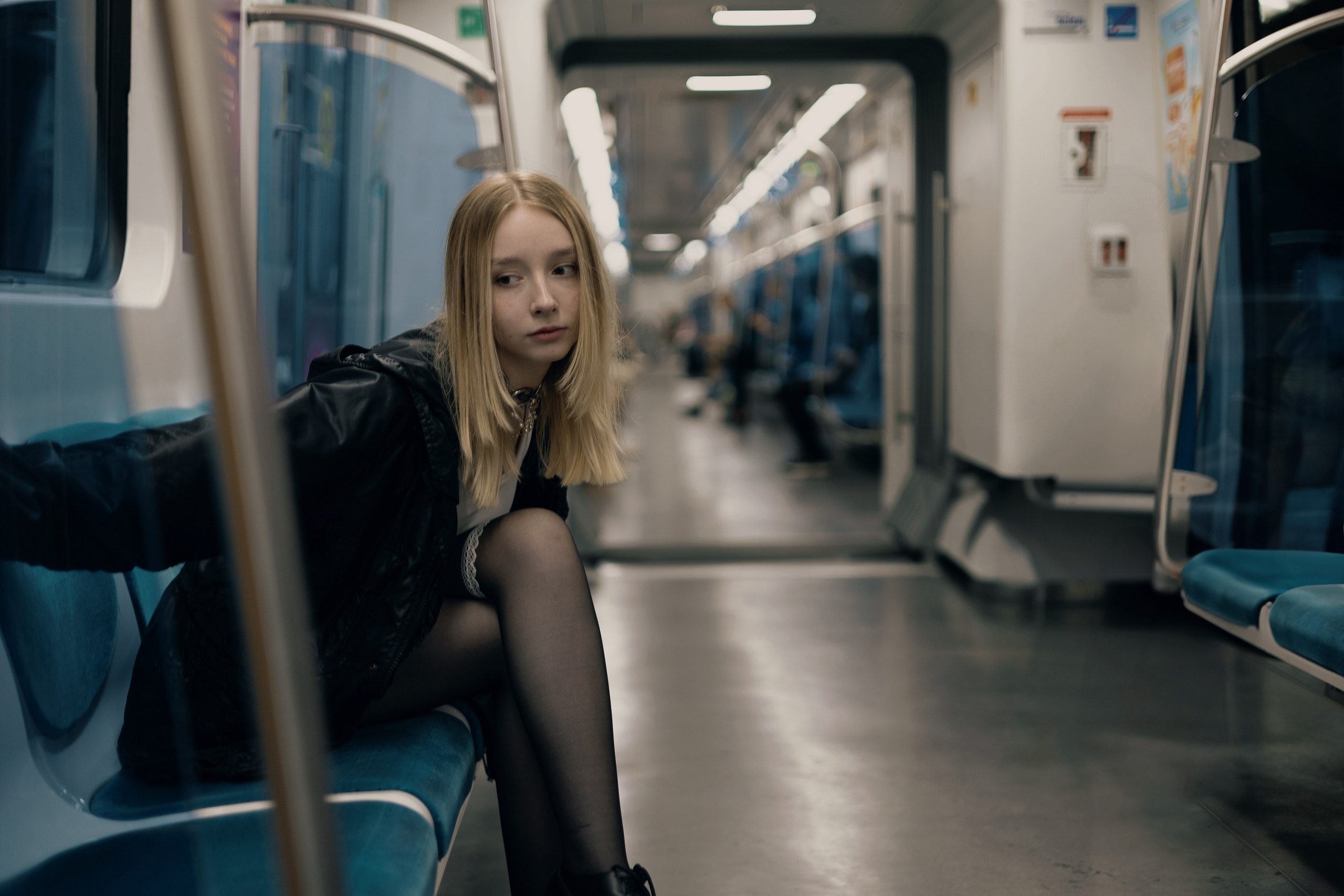 Фотосессия в метро — модель сидит расслабленно, стильный образ