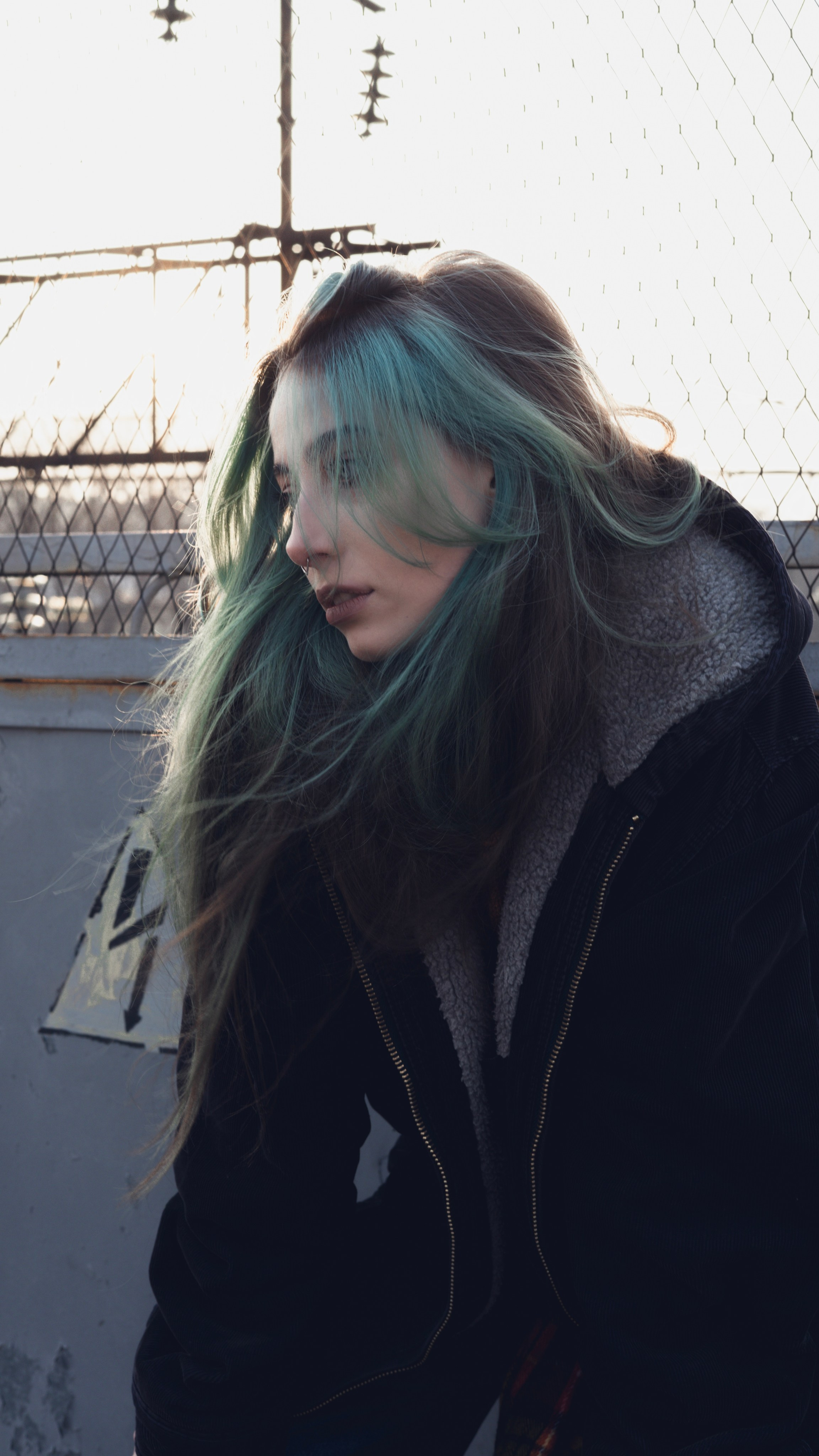 Урбанистическая фотосессия на станции с граффити и индустриальным фоном