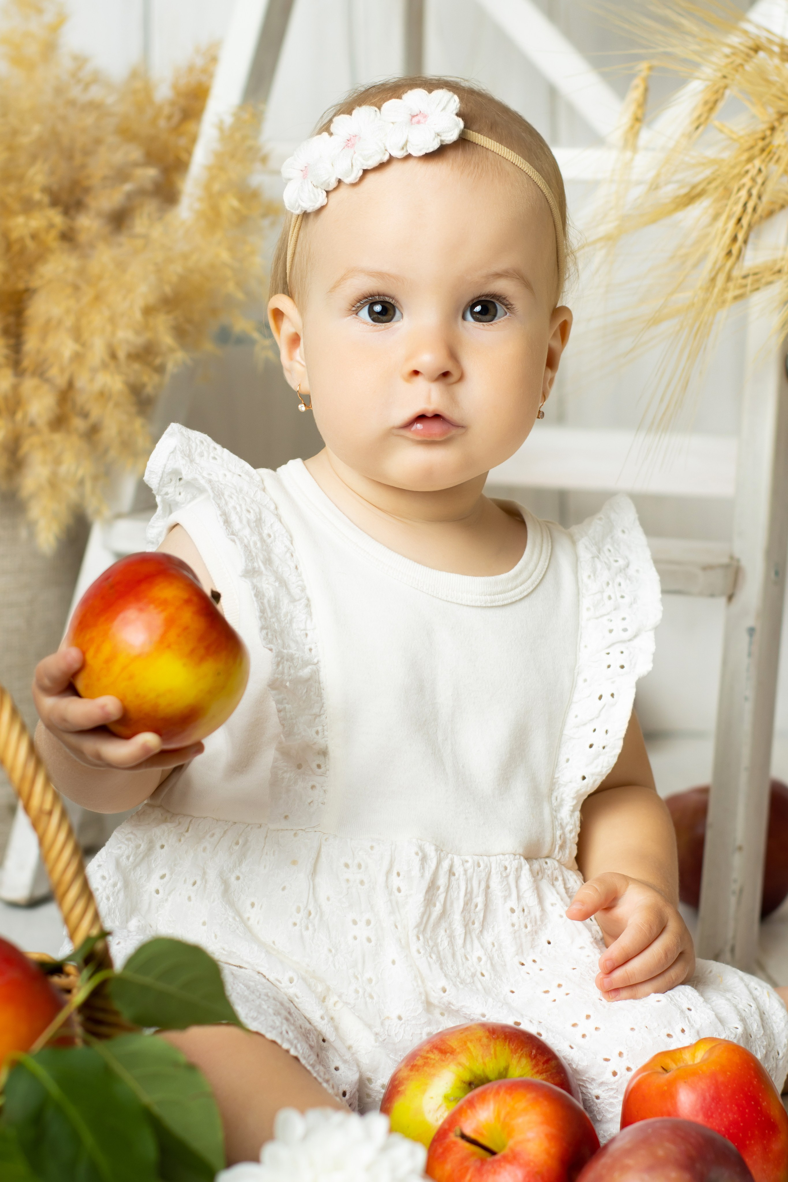 Фотосессия малыша до года, фотосессия с яблоками, фотосессия с корзиной яблок, фотосессия в стиле минимализм, фотосессия малыша, яблоки, фотосессия малыша до года Омск, годик, фотосессия в студии, фотосессия в студии Омск, фотосессия малыша с яблоками, фотосессия малыша с корзиной яблок