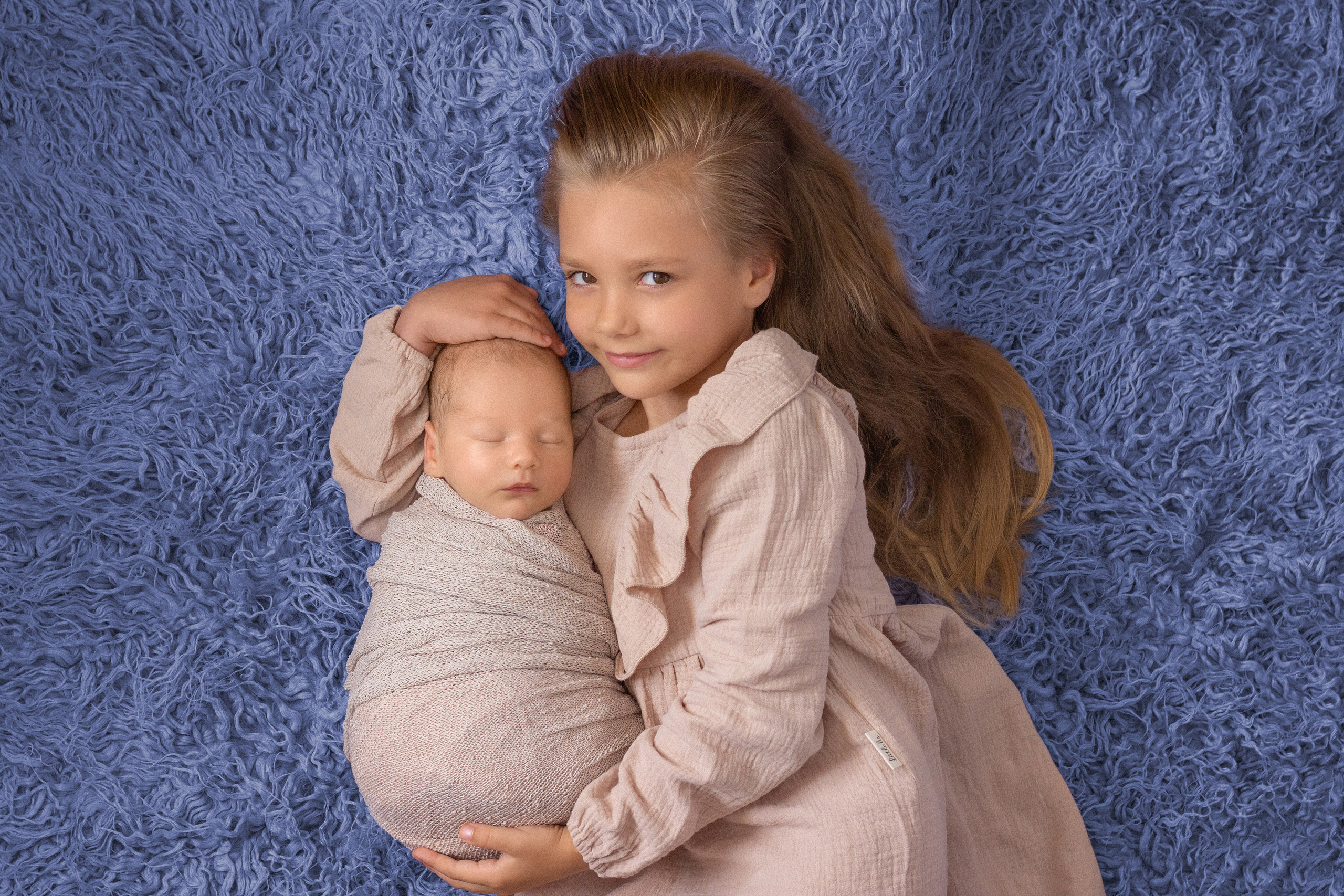 Фотосессия спящего новорождённого мальчика со старшей сестрой