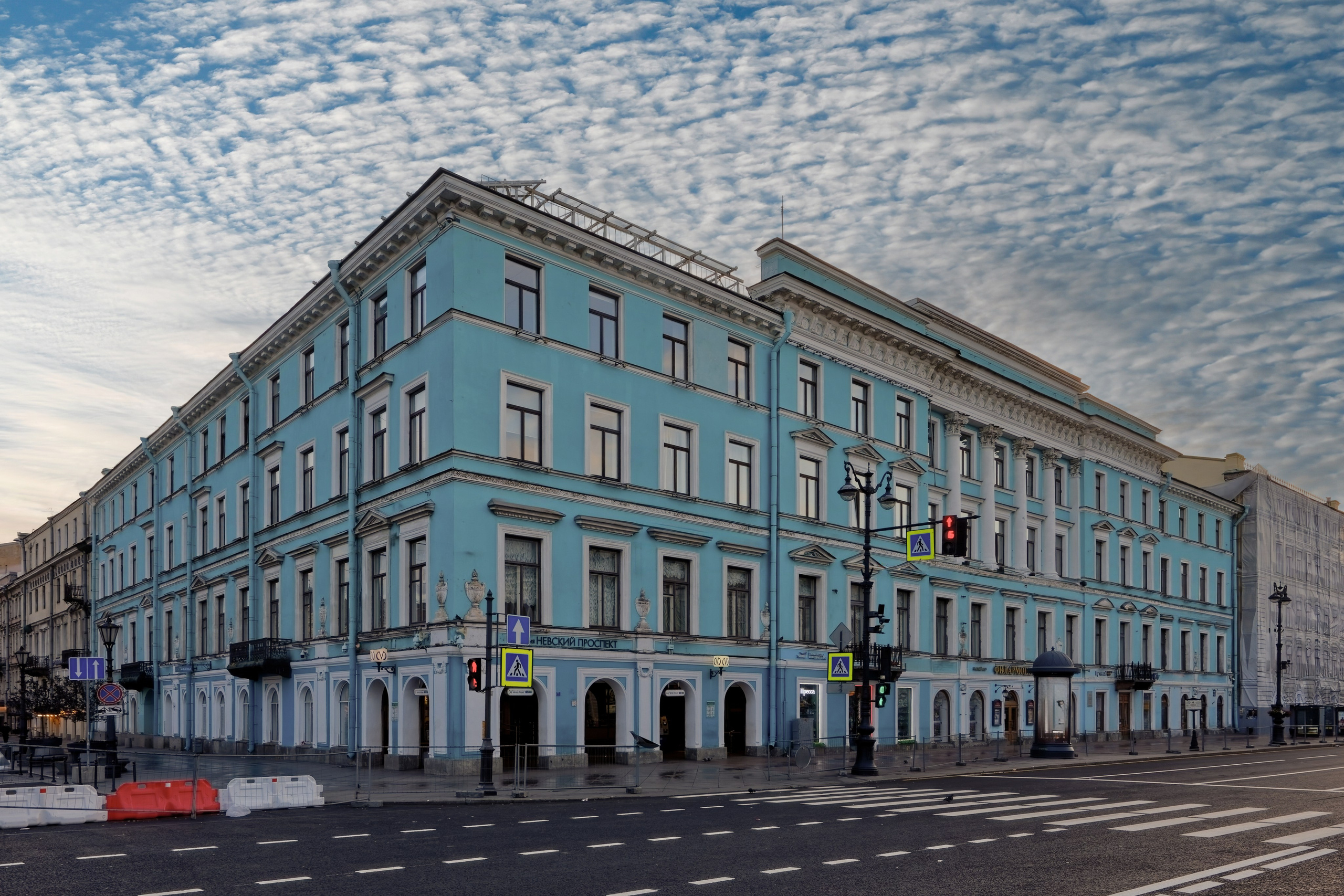 Санкт-Петербург, Невский проспект, дом 30 (набережная канала Грибоедова, 16). Дом В. В. Энгельгардта, 1831 год. Архитектор Павел Петрович (Поль) Жако. 1896 год - Леонид Николаевич Бенуа (внутренняя перестройка).  ОКНРЗ 781510214860005