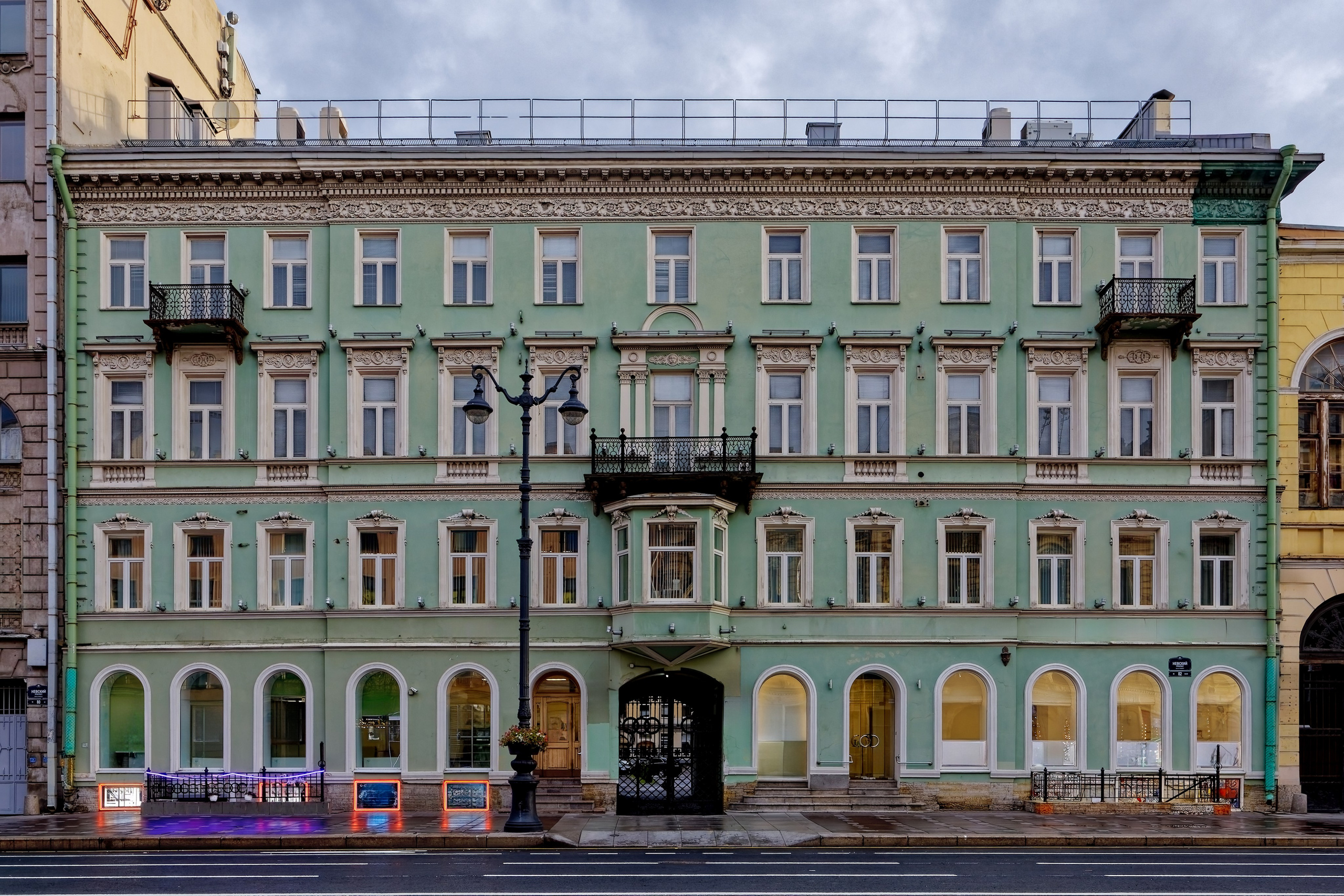 Санкт-Петербург, Невский проспект, дом 82. Доходный дом Брюн, 1834 год. Инженер Егор Францевич Брюн. 1852 год - Николай Павлович Гребенка (перестройка). ОКНРЗ 7831033000