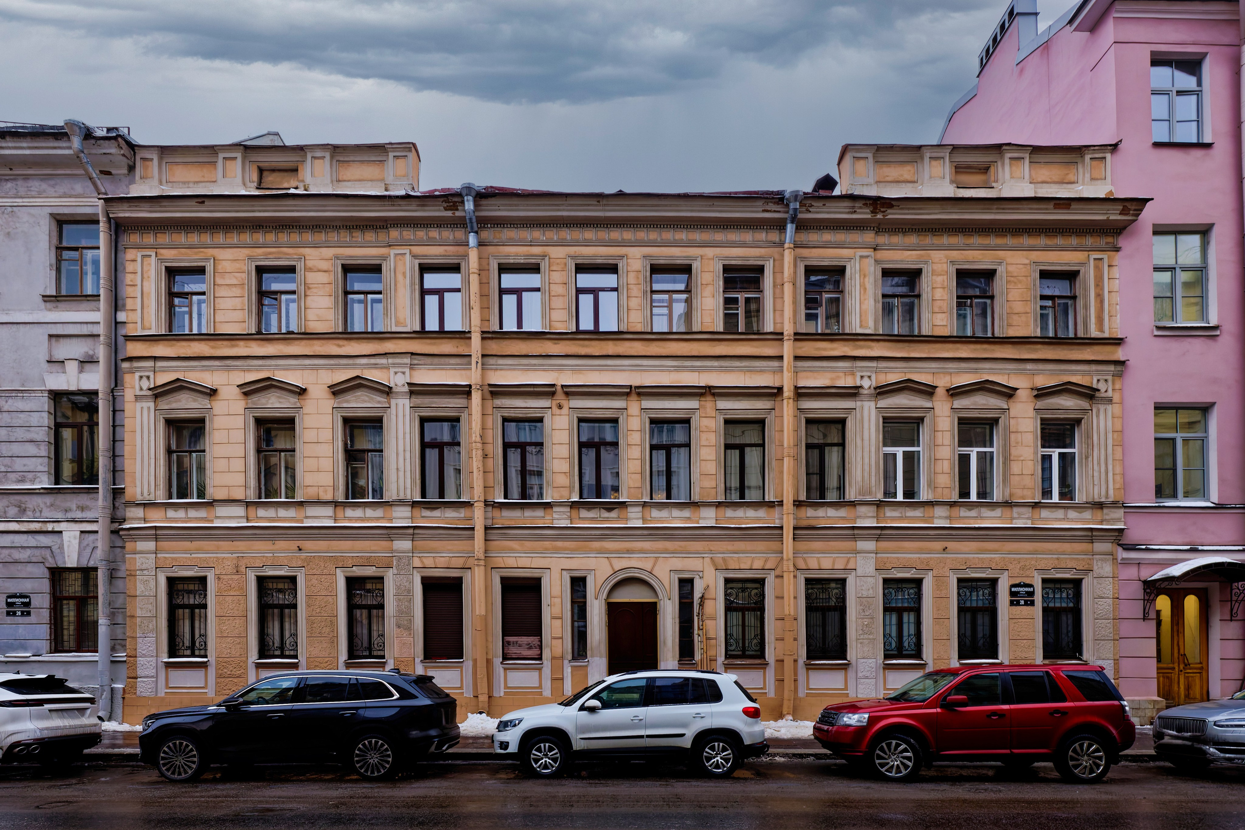 Санкт-Петербург, улица Миллионная, дом 28 (набережная реки Мойки, дом 27). Дом церкви Святого Спиридония (фасад по Миллионной улице). 