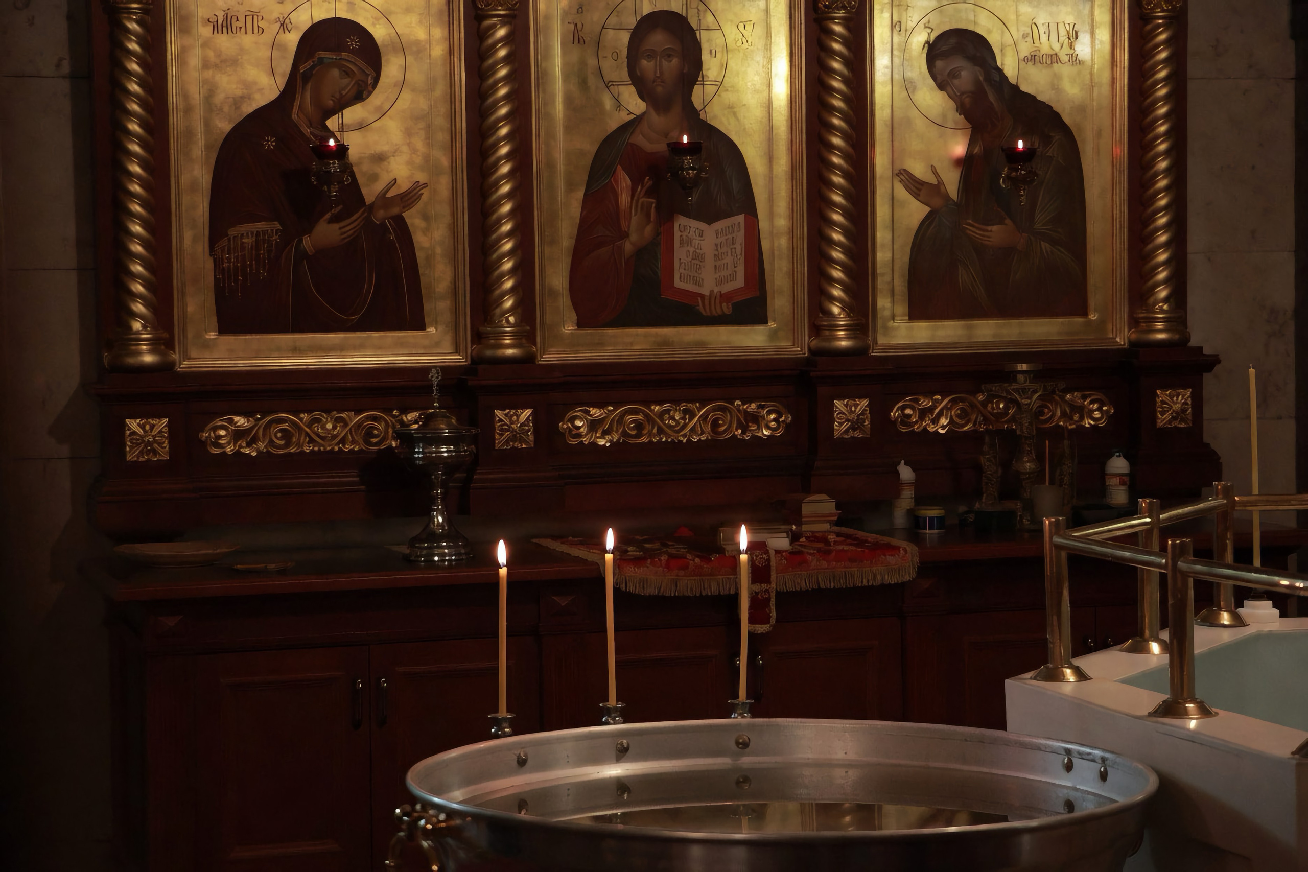 Фото и видеосъемка крещения в Храме на Крови. Комплексная фиксация таинства в Екатеринбурге: репортаж в золотистых тонах и документальное видео. Илья Антропов.