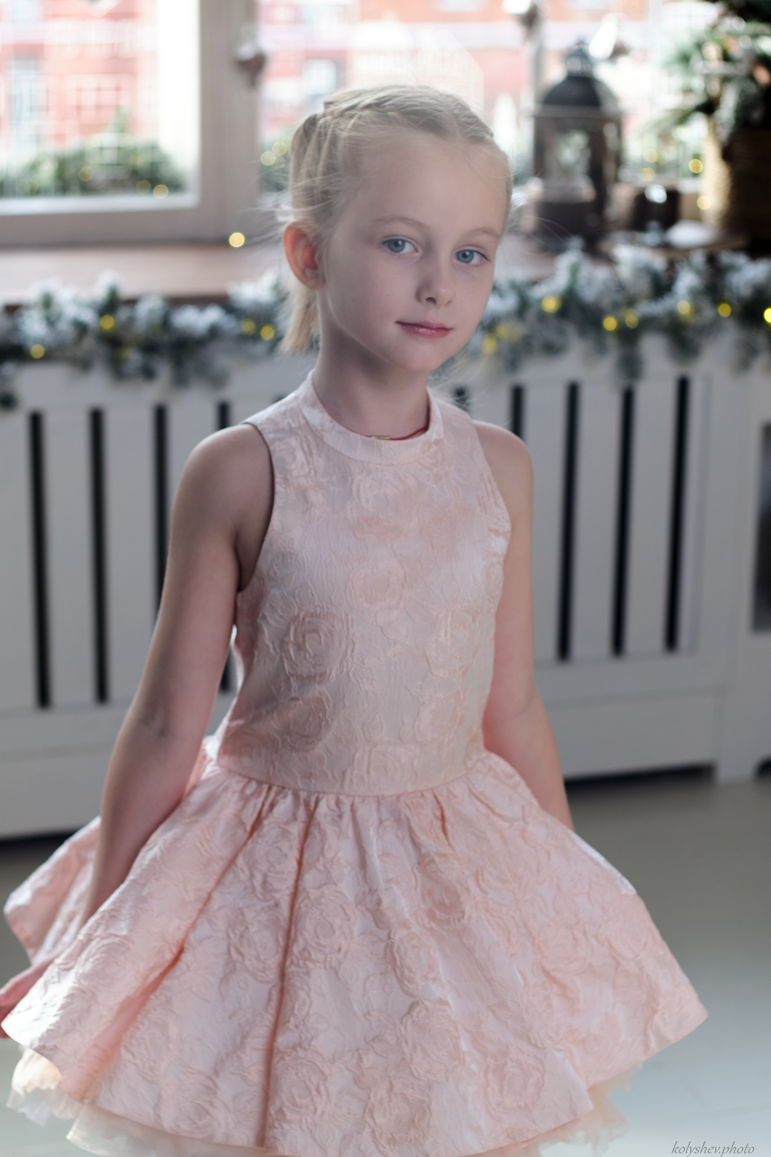 Семейная фотосессия мамы и дочек в студии в Москве фотограф Колышева Виктория. Портретный фотограф на новый год в Москве Виктория Колышева