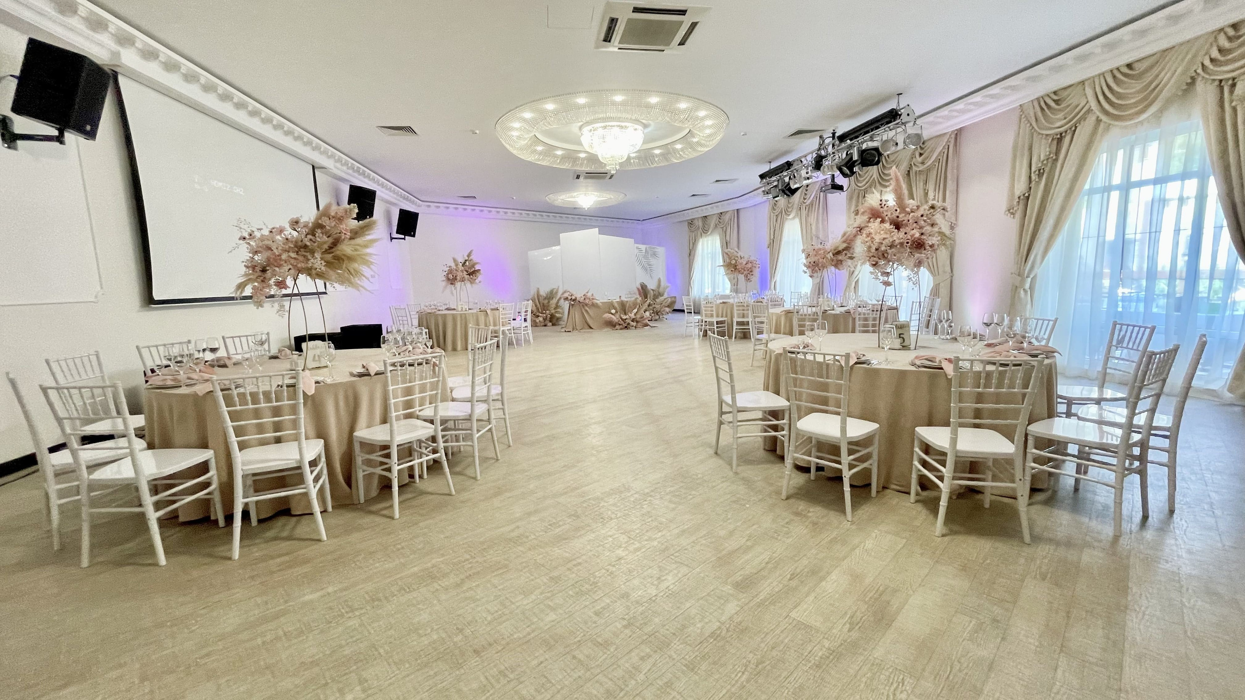 Фотографии зала. Банкетный комплекс и свадебное агенство "Александр Грин"