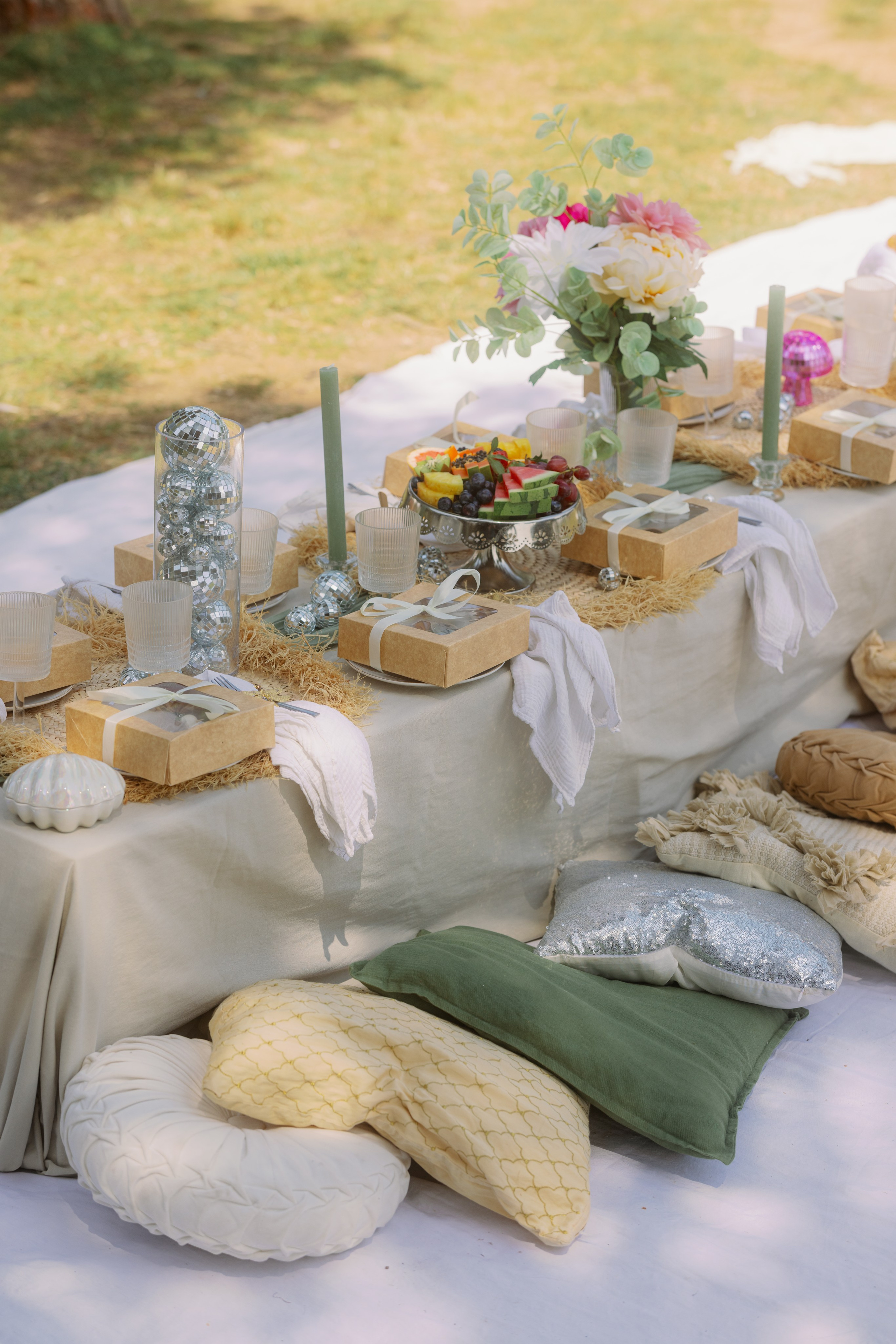 Bachelorette picnic in Barcelona. Europe Wedding Photo  — destination wedding photography across Europe and the Middle East