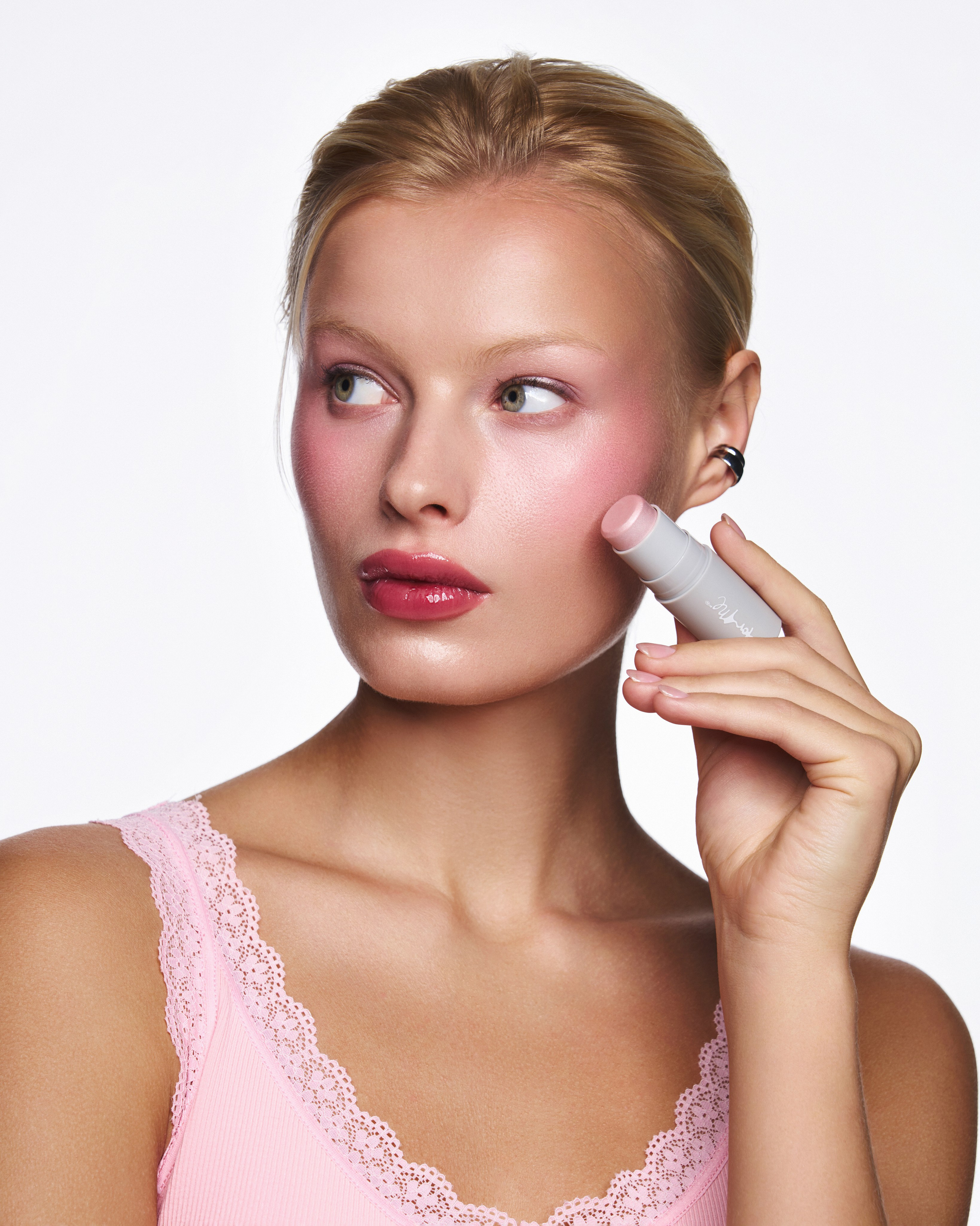 FOR ME pop-up golden apple. Nadezhda Diskant is a Moscow and Saint Petersburg based photographer