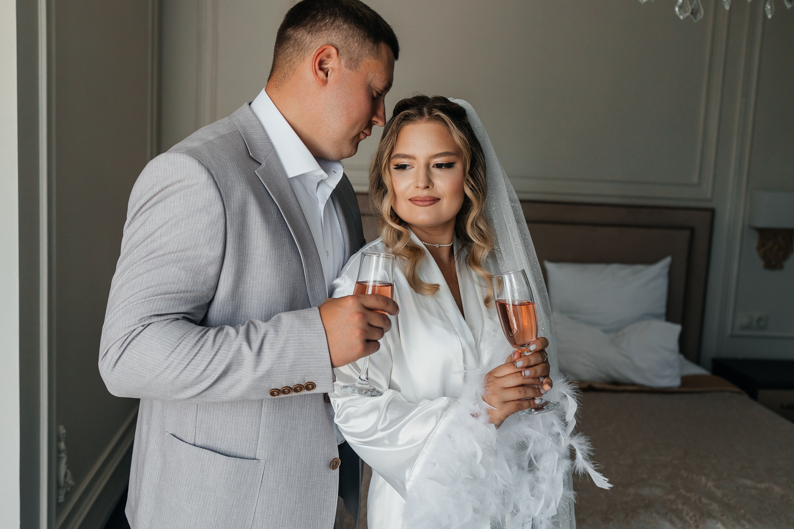 Фотосессия жениха и невесты на лужайке отеля. Олег Сверчков | Свадебный фотограф Вологда