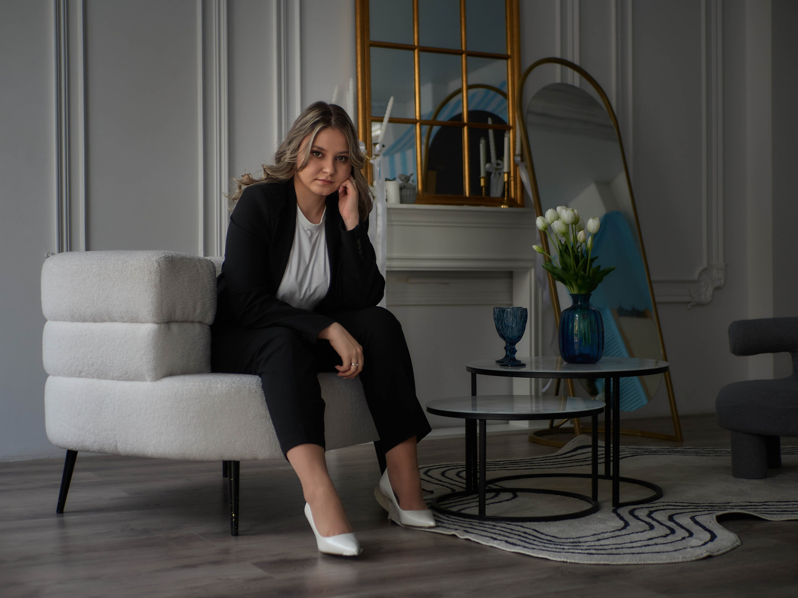 Бизнес фотосессия в студии в Самаре: девушка в чёрном брючном костюме.