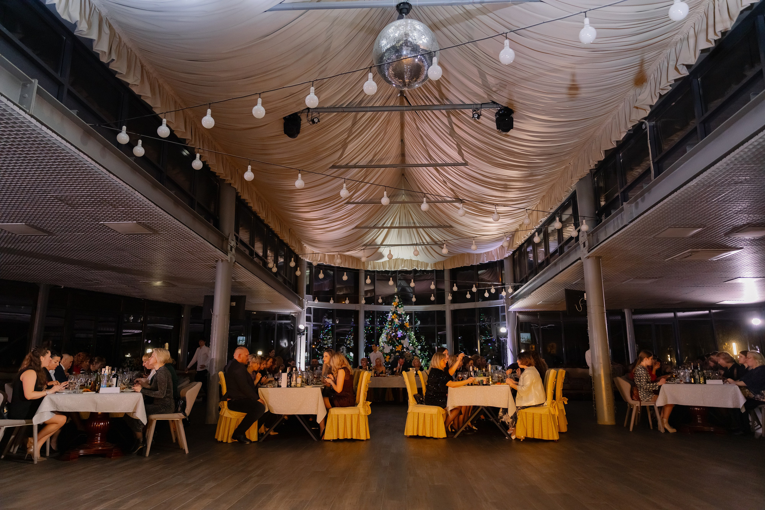 Корпоративная новогодняя фотосъемка для BELARUSBANK в Ресторане «Урарту». Свадебный фотограф в Минске/Беларуси Сергей Спиридонов