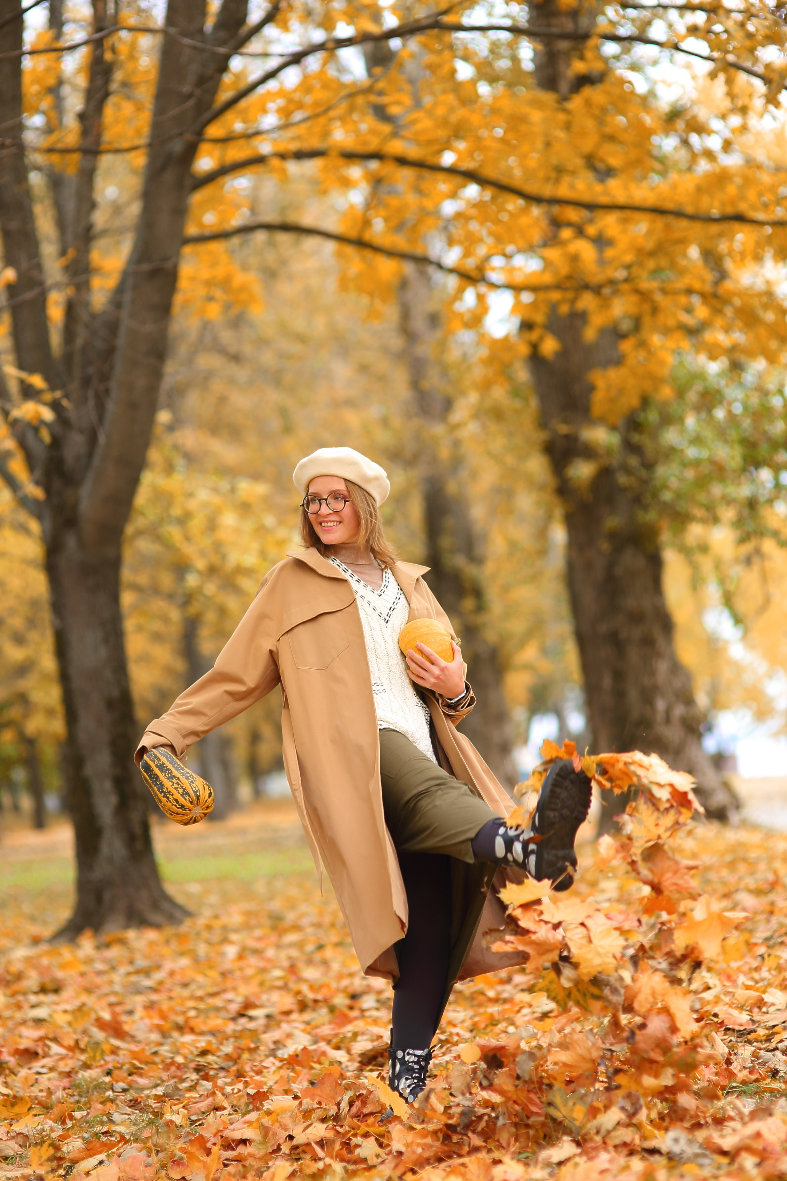 Радостная осенняя фотосессия девушки. Свадебный и репортажный фотограф в Ярославле и Санкт-Петербурге Роман Микрюков