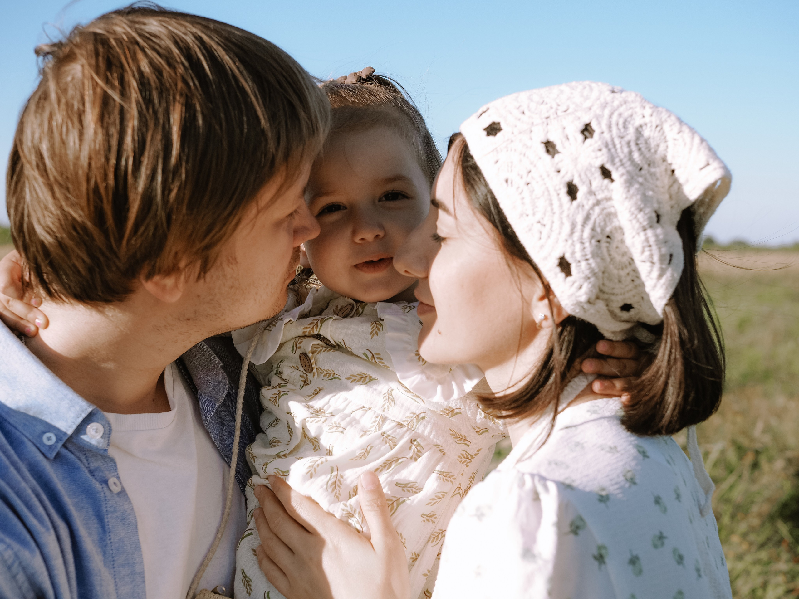 Гоняться по полю на тачке с мамой и папой. Обижаться. Смеяться. Фотограф Рязань. Семейный Свадебный фотограф