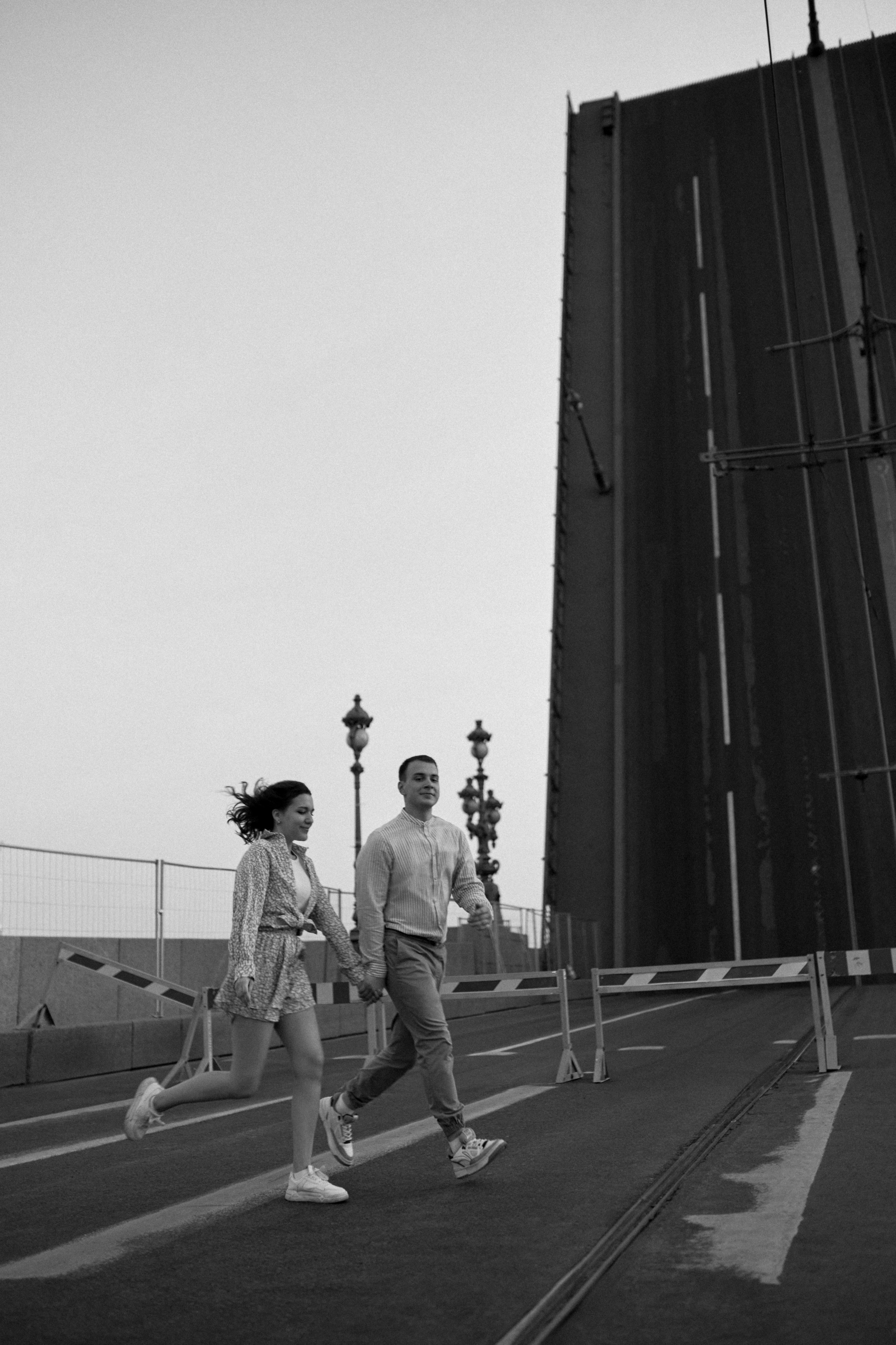 Фотосессия на разводных мостах в Питере. Сестры Карабаза. Фотографы и ретушеры в Москве и Санкт-Петербурге