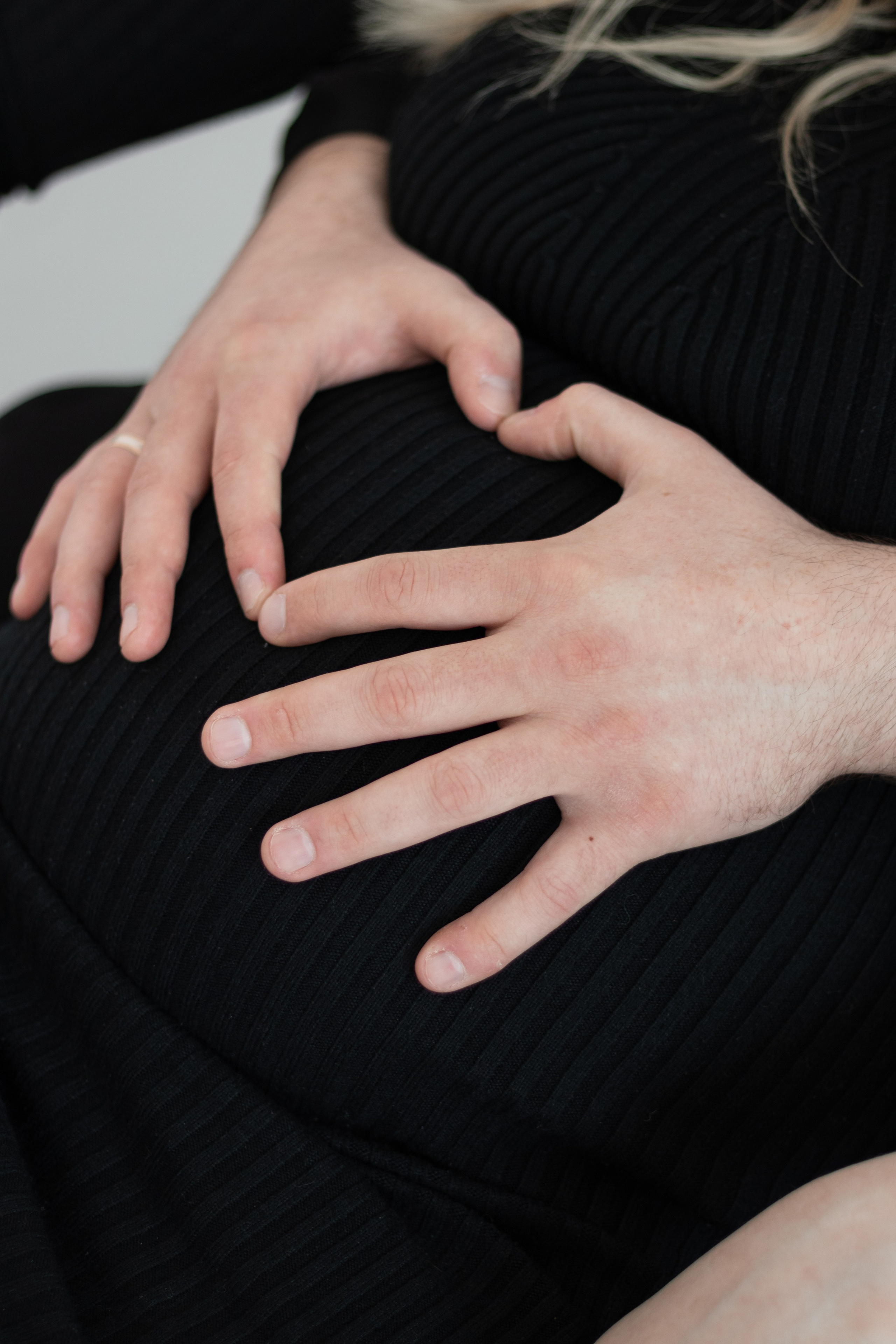 Студийная фотосессия беременной девушки с мужем в городе Северск и Томск