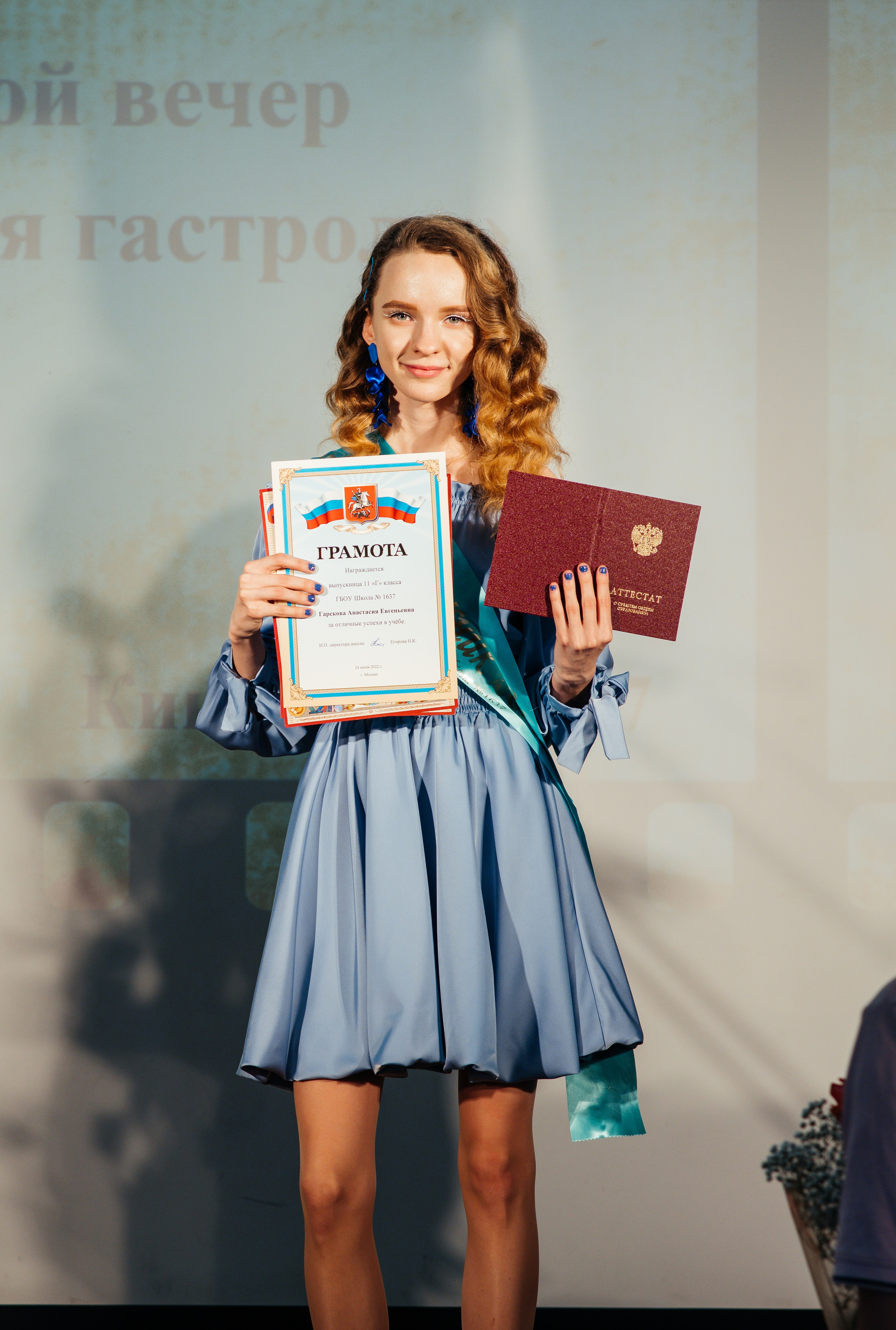 Вручение аттестатов. Выпускные альбомы в Подольске Москве и МО