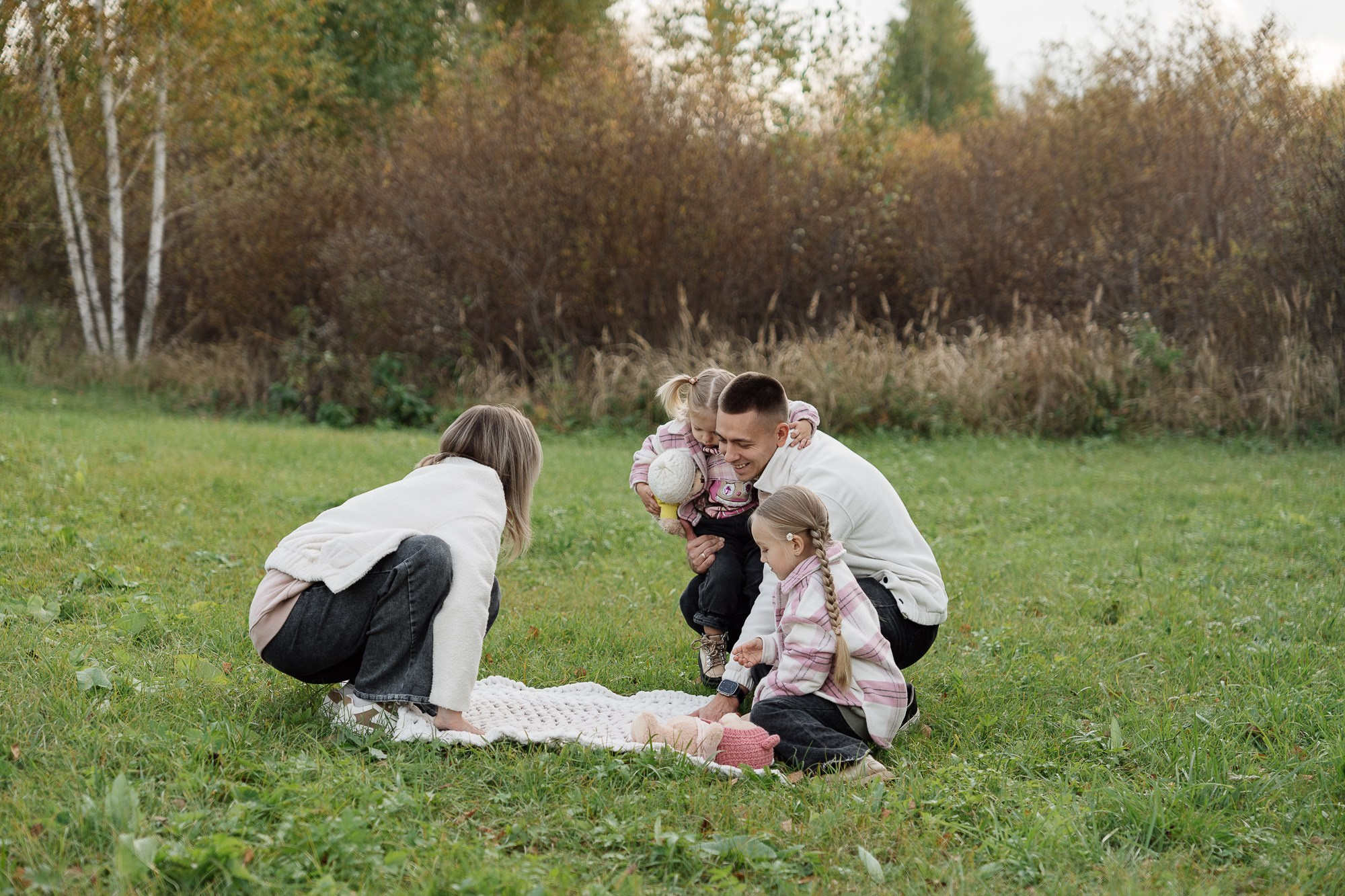 Мира и Тая на прогулке с родителями. Фотограф в Красноярске. Юлия Чаушанская