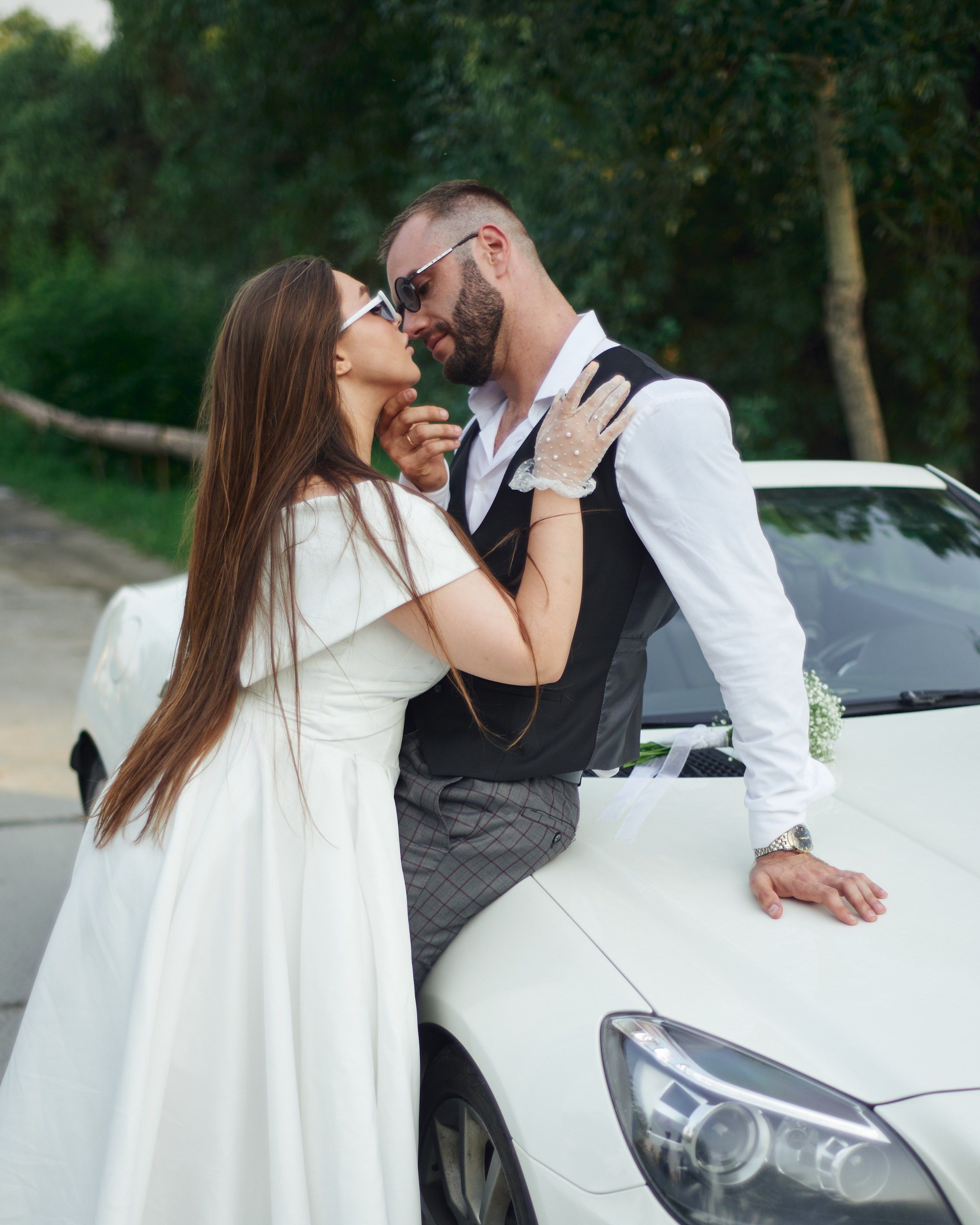Свадебная фотосессия на улице с кабриолетом
