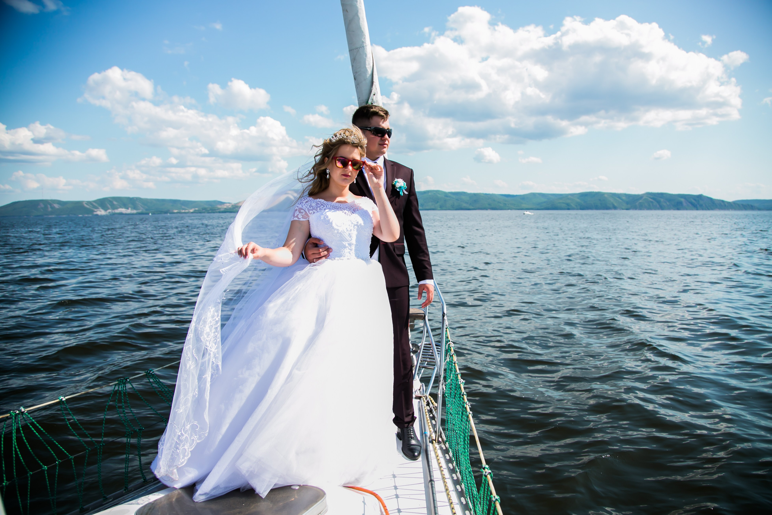 молодая пара на яхте в тольятти