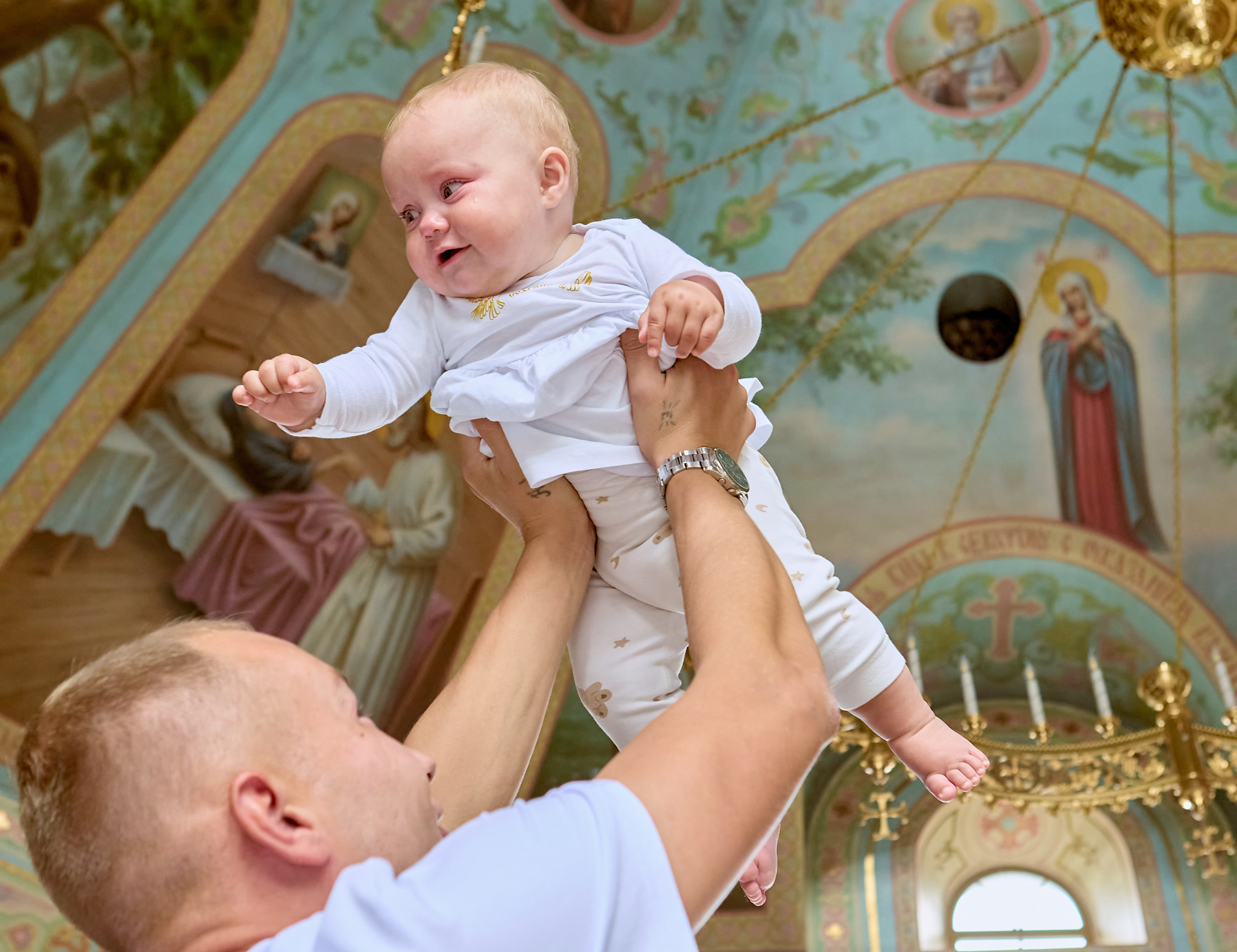 Фото Летаем на папиных руках фотограф крестин Николай Голованов