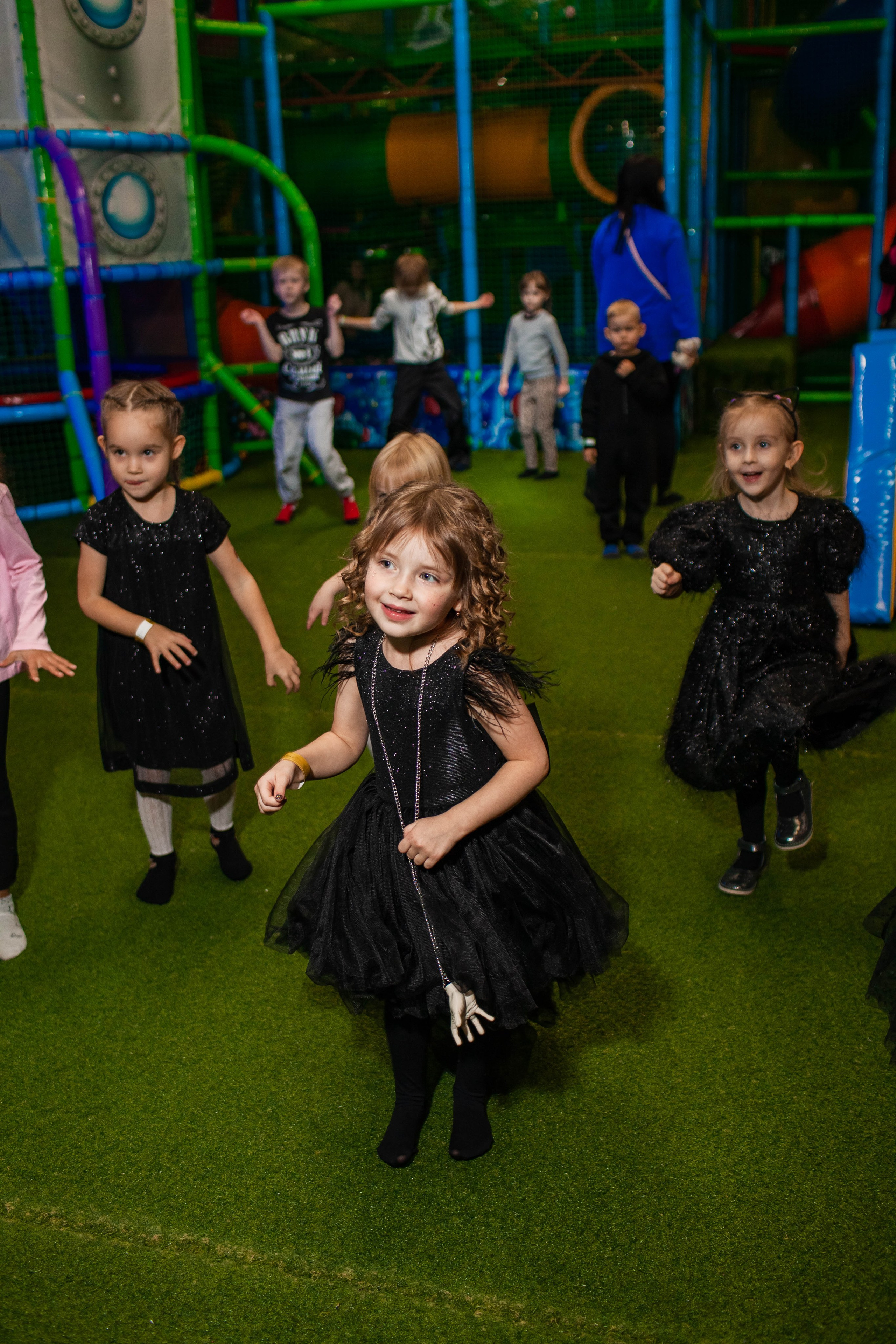 День Рождения Анечки в стиле Уэнсдей. Детский и семейный фотограф в Санкт-Петербурге Елизавета Сорокина