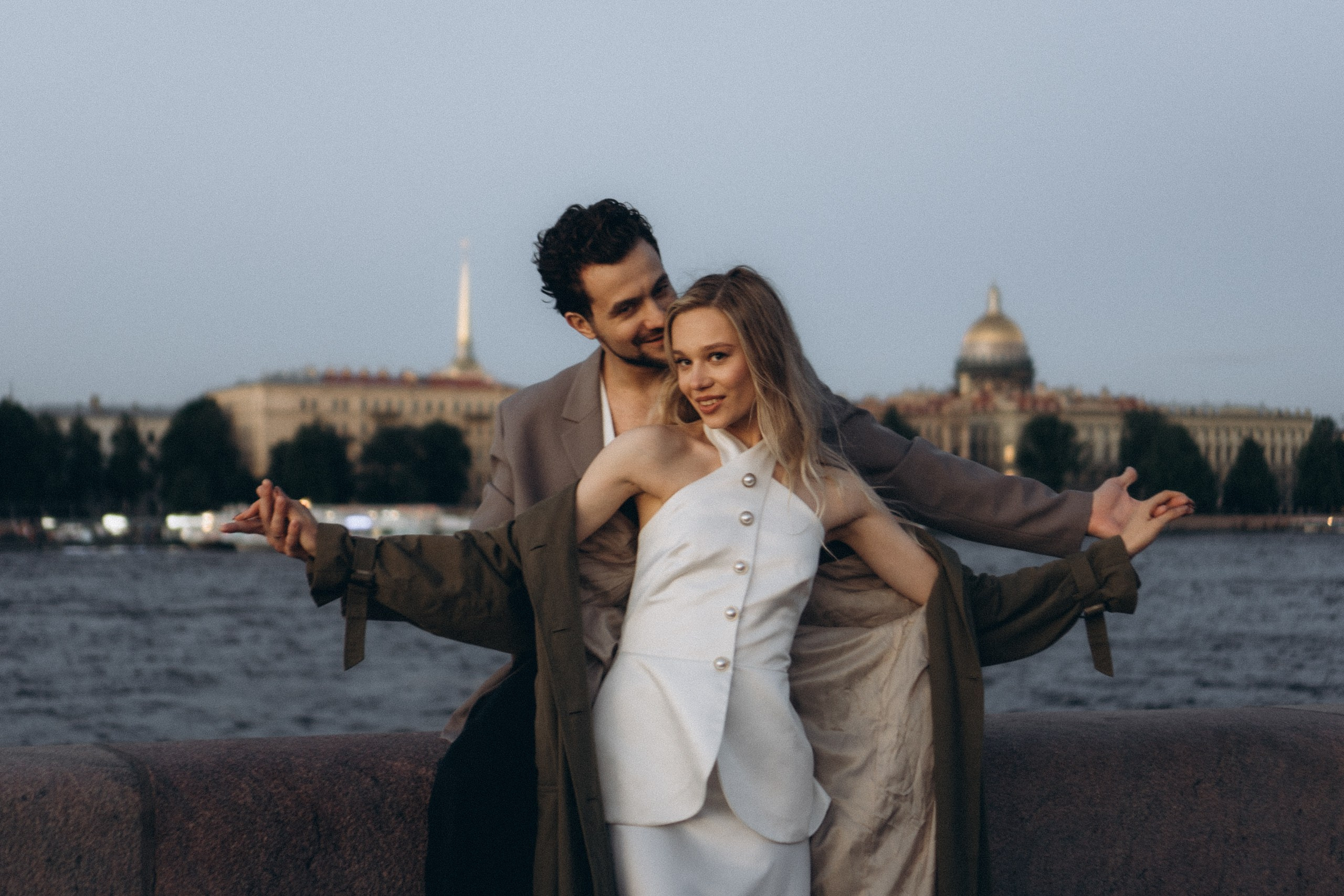 СВАДЕБНАЯ СЬЕМКА ПАРЫ НА РАССВЕТЕ В БЕЛЫЕ НОЧИ И ПРОГУЛКА С РАЗВОДНЫМИ МОСТАМИ И ПИКНИК ВОЗЛЕ ИСАКИЕВСКОГО СОБОРА. Профессиональный фотограф, Санкт-Петербург — Виктория Богомолова