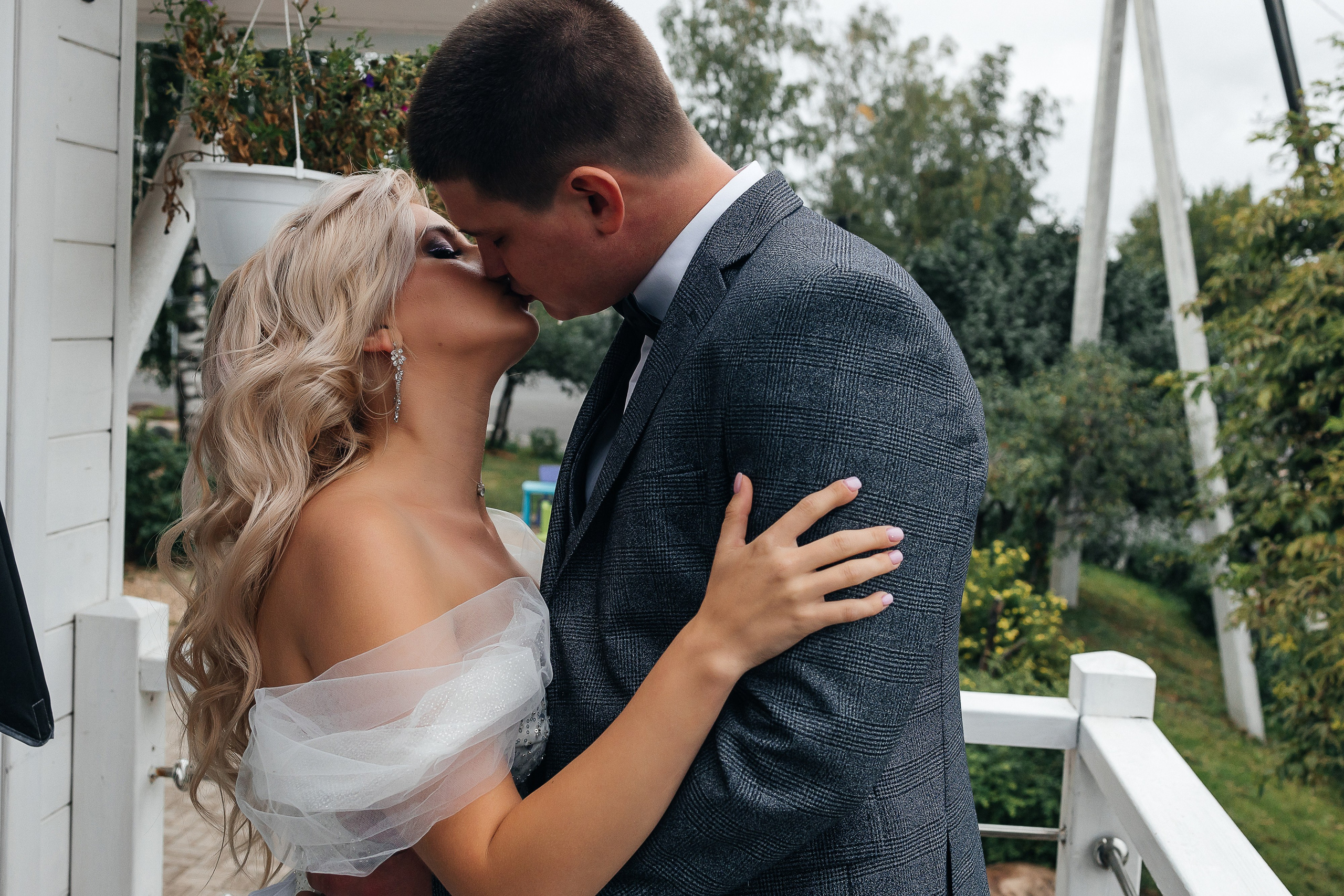 Стильная фотосессия пары в интерьерах ресторана. Олег Сверчков | Свадебный фотограф Вологда