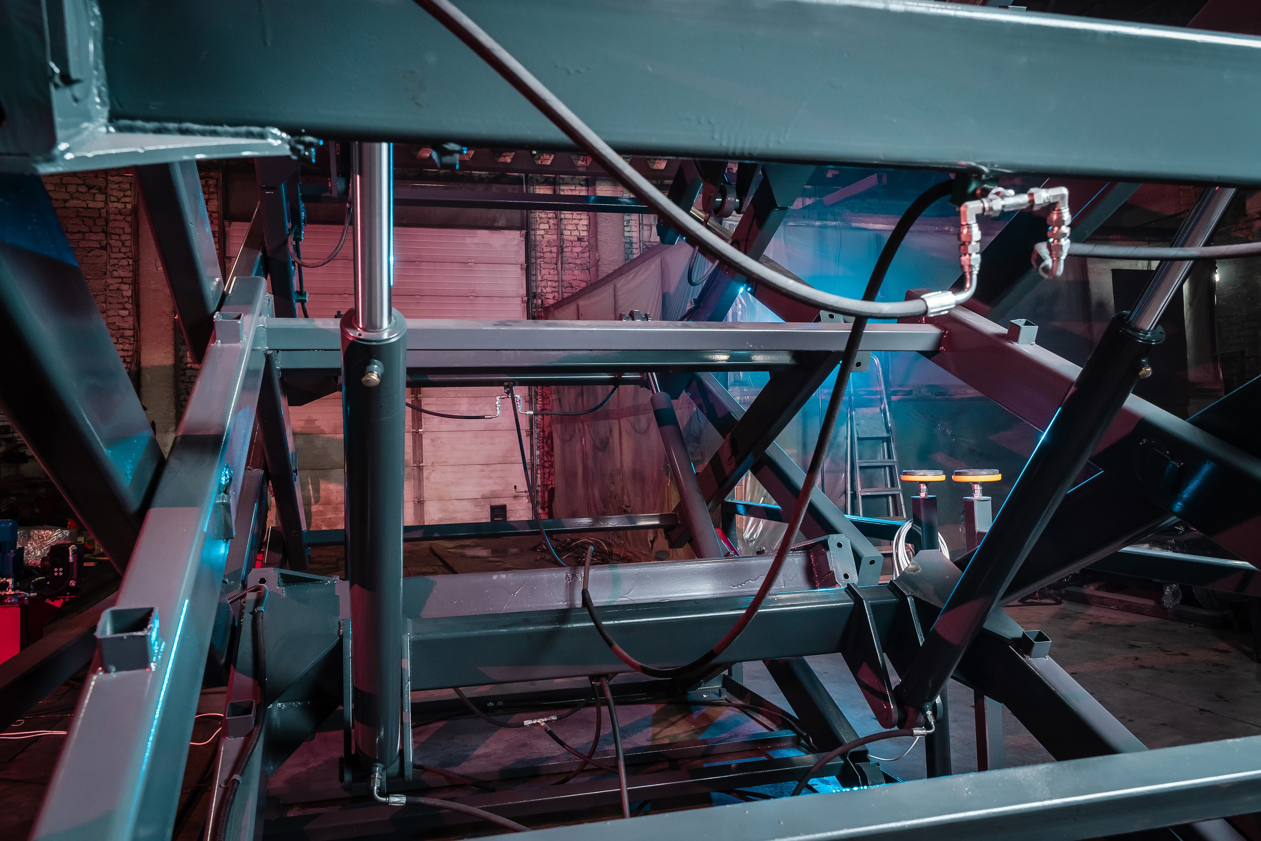 Пример гидроцилиндра в механизме «ножниц» подъёмника