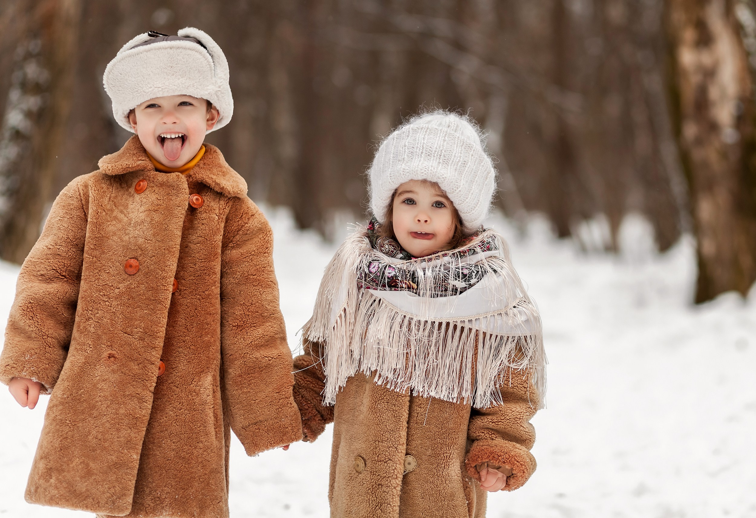 Семейное фото брата и сестры в ретро-шубах