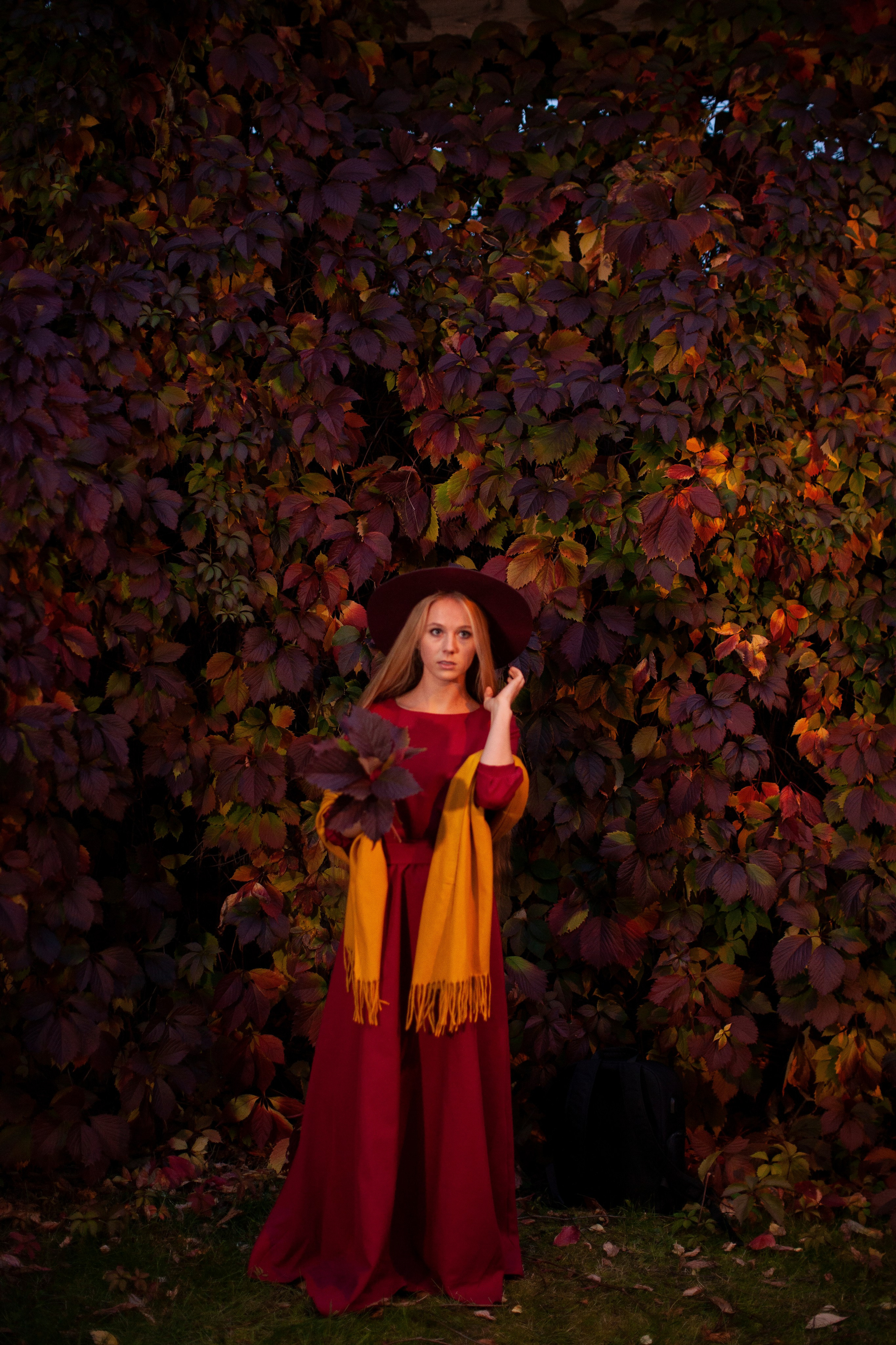 очень красивая девушка в шляпе на фоне осенней листвы, сочные кадры с осенним букетом