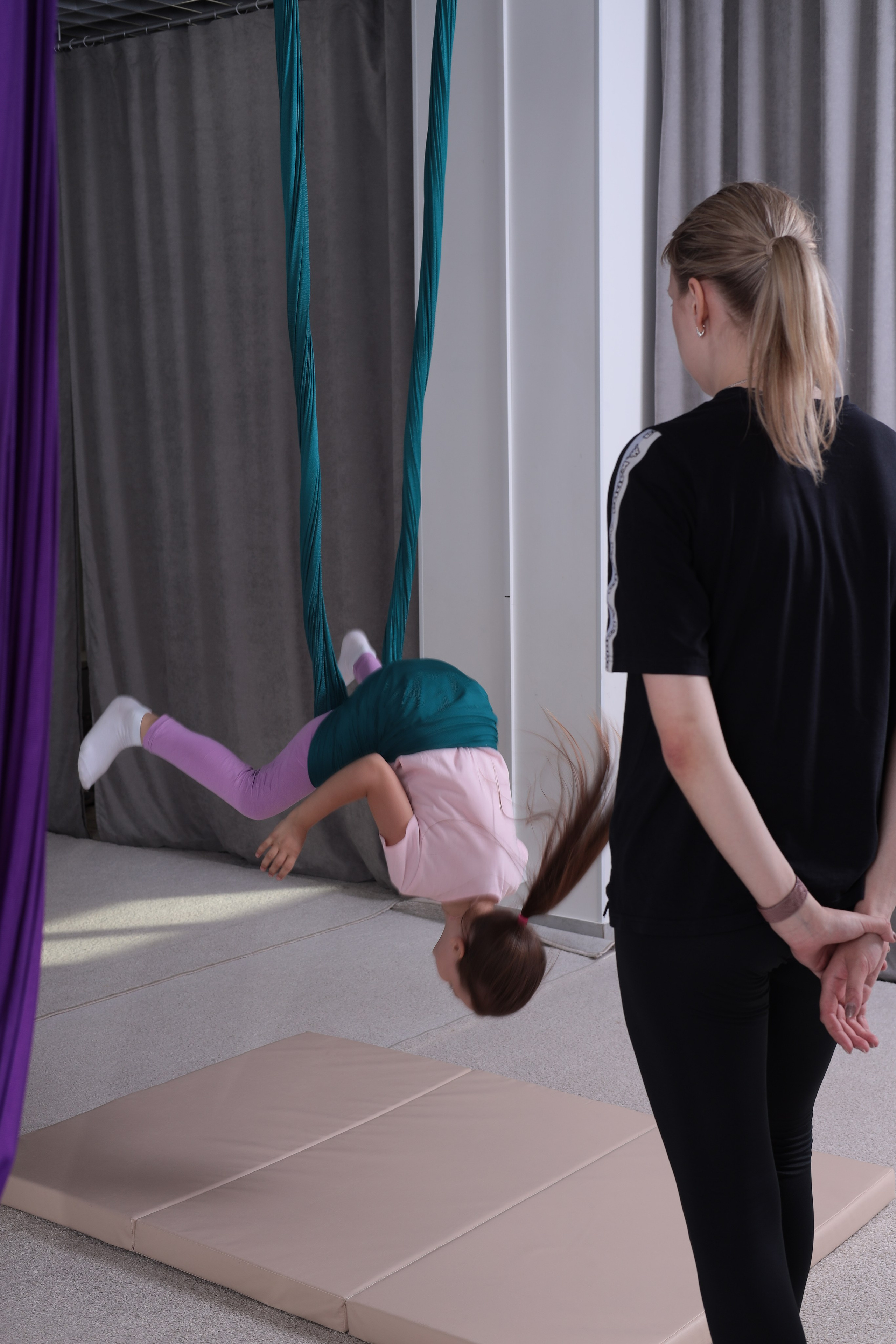 Детская аэройога. Фотограф Надршина Лилия