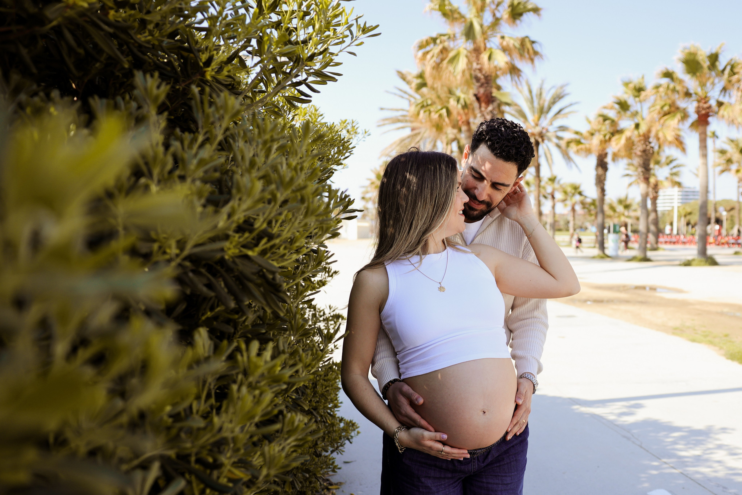 Sunny morning at the sea. Natalia Zhuravleva|family, newborn, maternity photographer in Barcelona