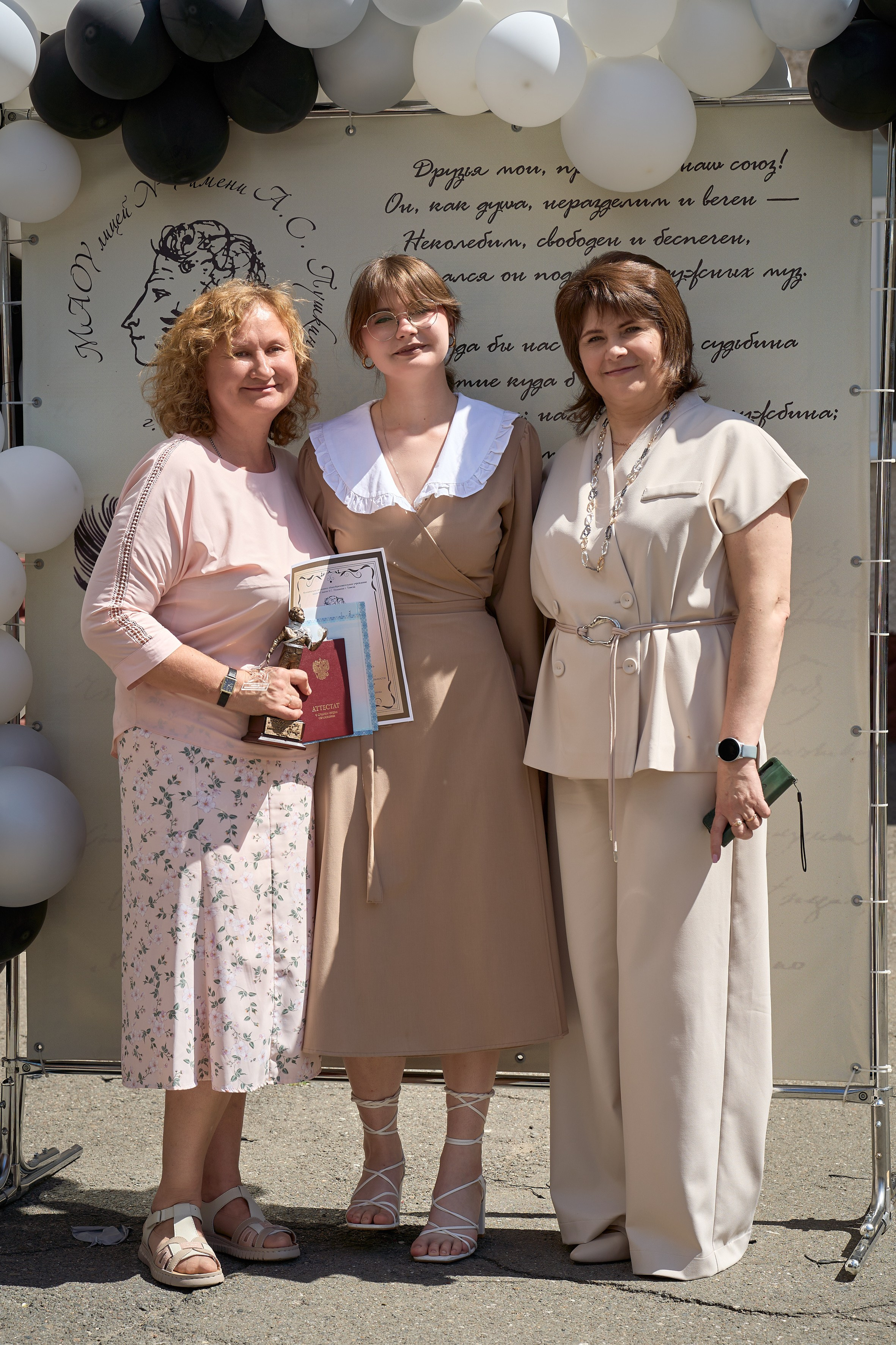 Вручение аттестатов 11 класс. Репортажный и портретный фотограф в Томске Ларионов Артём