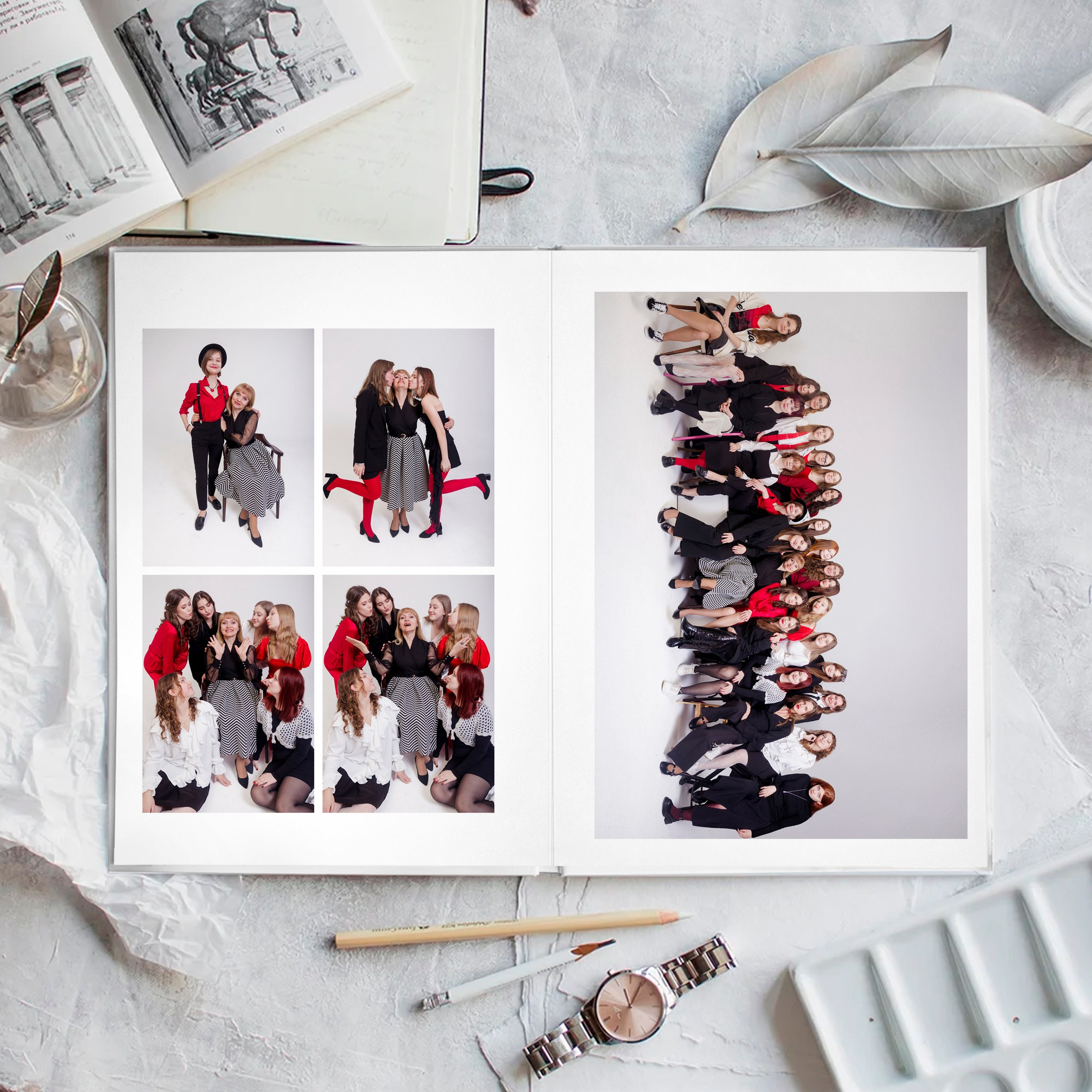 Разворот альбома с общей фотографией класса и фото с друзьями.